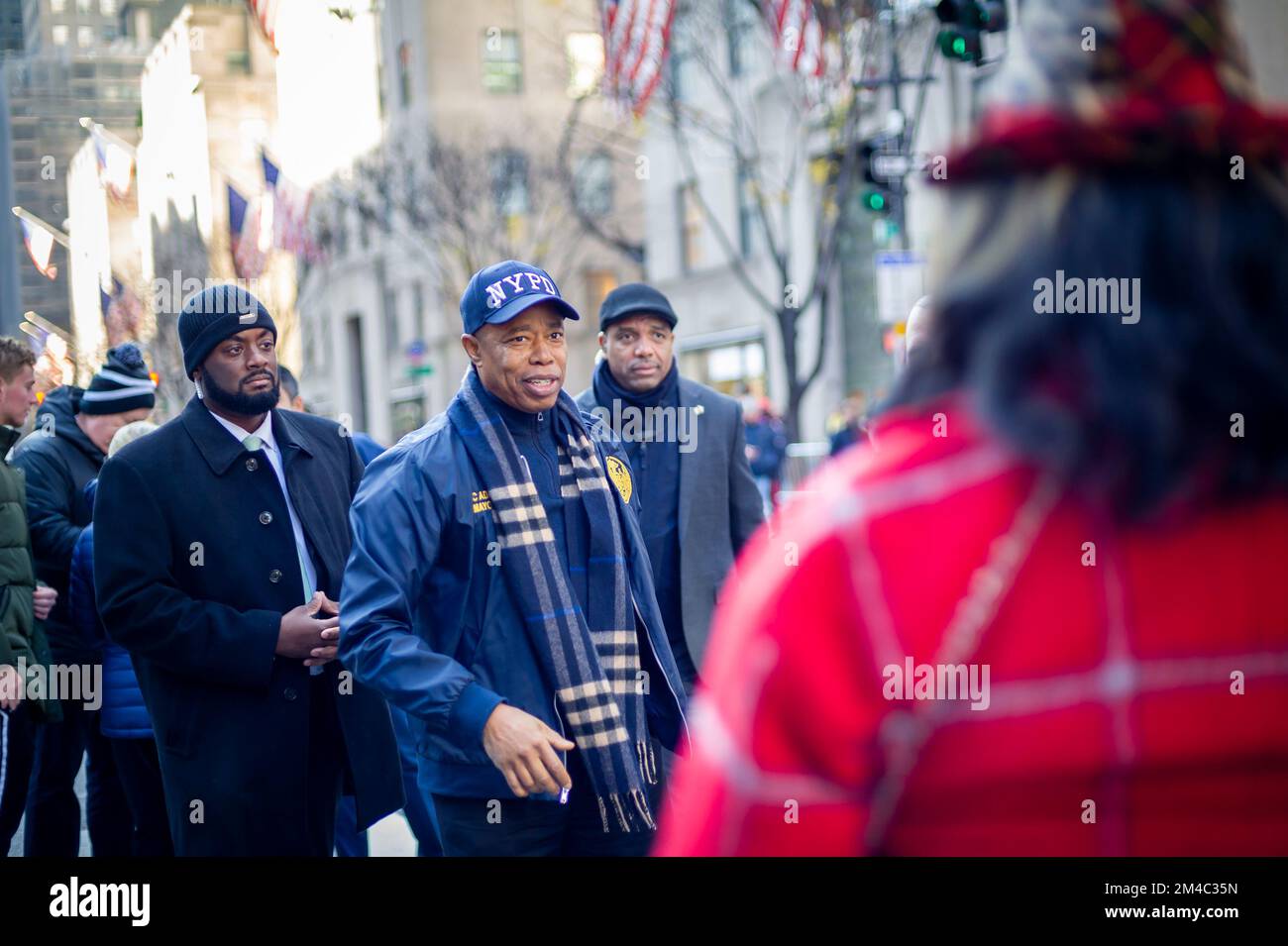 Le maire de New York, Eric Adams, accueille les visiteurs à la Fifth Avenue sans voiture de Midtown Manhattan pendant les dernières rues ouvertes de la saison, dimanche, 18 décembre 2022. La ville de New York a fermé un tronçon de neuf pâtés de maisons de la Fifth Avenue dans Midtown à des véhicules pendant quatre dimanches en décembre, créant une fête de bloc de vacances pour les visiteurs. (© Richard B. Levine) Banque D'Images