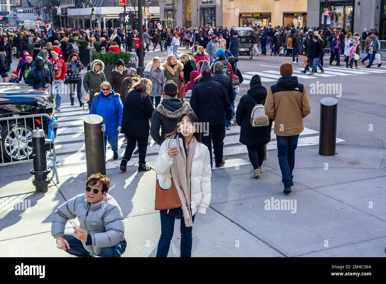 Des milliers de touristes et de New-Yorkais se précipitent dans une Fifth Avenue sans voiture à Midtown Manhattan pour profiter des dernières rues ouvertes de la saison le dimanche, 18 décembre 2022. La ville de New York a fermé un tronçon de neuf pâtés de maisons de la Fifth Avenue dans Midtown à des véhicules pendant quatre dimanches en décembre, créant une fête de bloc de vacances pour les visiteurs. (© Richard B. Levine) Banque D'Images