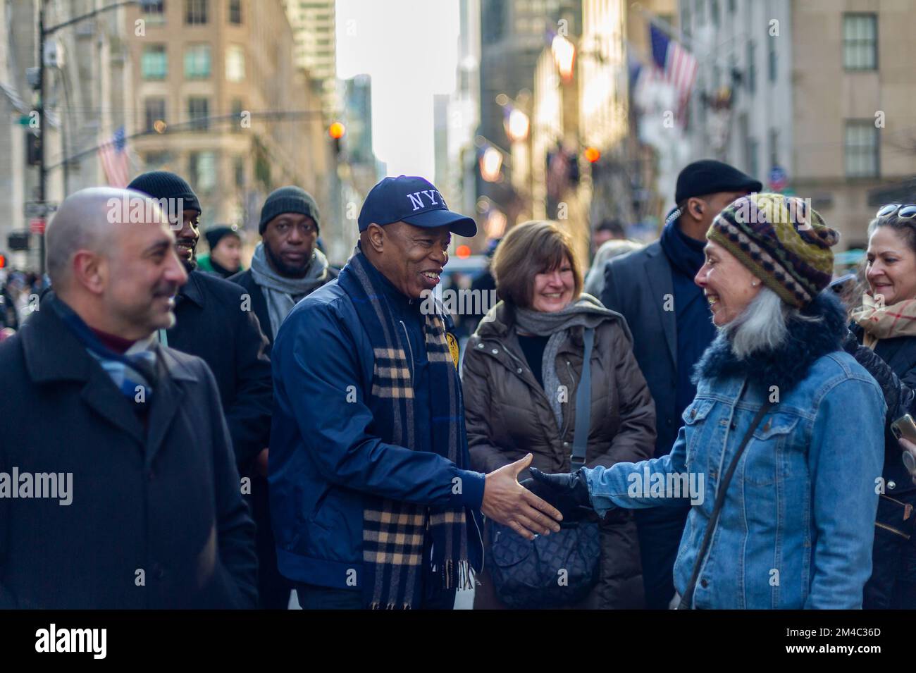 Le maire de New York, Eric Adams, accueille les visiteurs à la Fifth Avenue sans voiture de Midtown Manhattan pendant les dernières rues ouvertes de la saison, dimanche, 18 décembre 2022. La ville de New York a fermé un tronçon de neuf pâtés de maisons de la Fifth Avenue dans Midtown à des véhicules pendant quatre dimanches en décembre, créant une fête de bloc de vacances pour les visiteurs. (© Richard B. Levine) Banque D'Images
