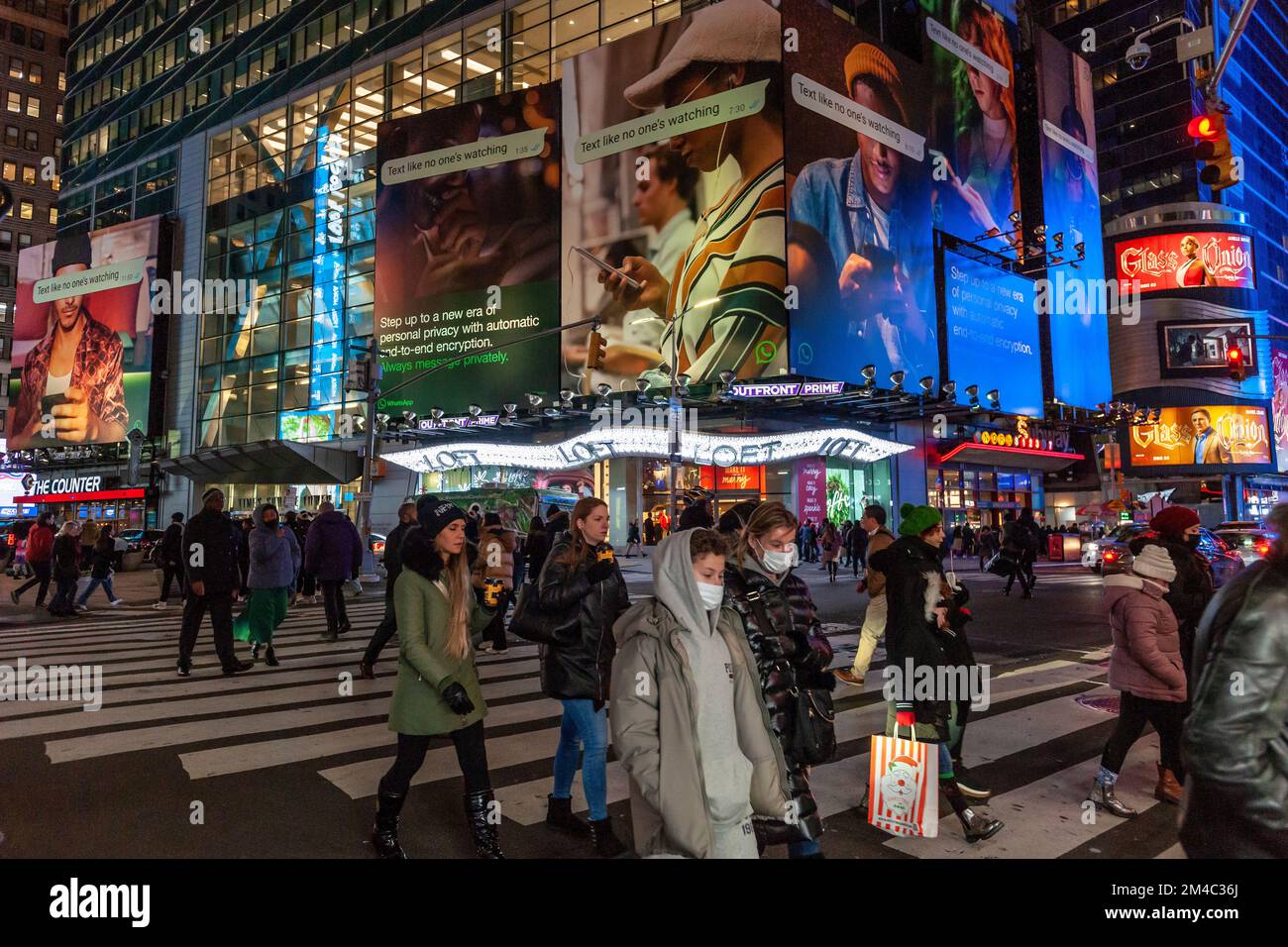 Un panneau publicitaire annonçant WhatsApp dans Times Square à New York mercredi, 14 décembre 2022. WhatsApp, ou WhatsApp Messenger comme on l'appelle parfois, il appartient à Meta Platforms, anciennement Facebook. (© Richard B. Levine) Banque D'Images
