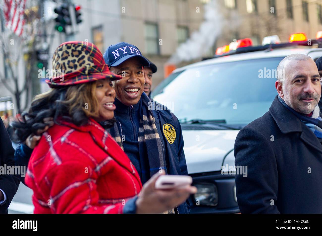 Le maire de New York, Eric Adams, accueille les visiteurs à la Fifth Avenue sans voiture de Midtown Manhattan pendant les dernières rues ouvertes de la saison, dimanche, 18 décembre 2022. La ville de New York a fermé un tronçon de neuf pâtés de maisons de la Fifth Avenue dans Midtown à des véhicules pendant quatre dimanches en décembre, créant une fête de bloc de vacances pour les visiteurs. (© Richard B. Levine) Banque D'Images
