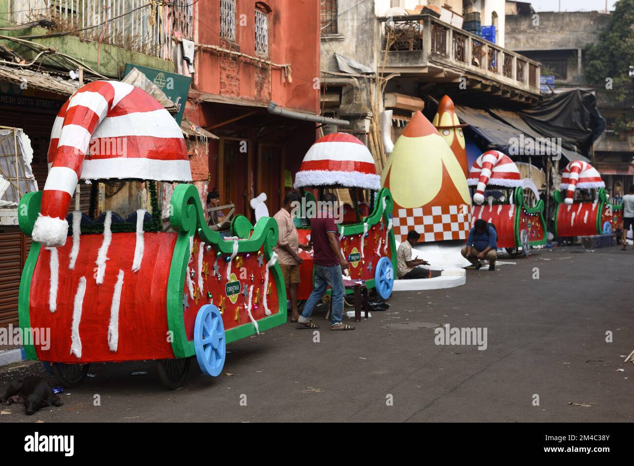 20 décembre 2022, Kolkata, Indi: On voit des ouvriers qui font des modèles décoratifs du Père Noël, des arbres de Noël et du traîneau du Père Noël qui seront utilisés dans différentes zones de Kolkata pendant la fête de Noël. Sur 20 décembre 2022 à Kolkata, Inde. (Photo de Sukhomoy  Sen / Eyepix Group) Banque D'Images