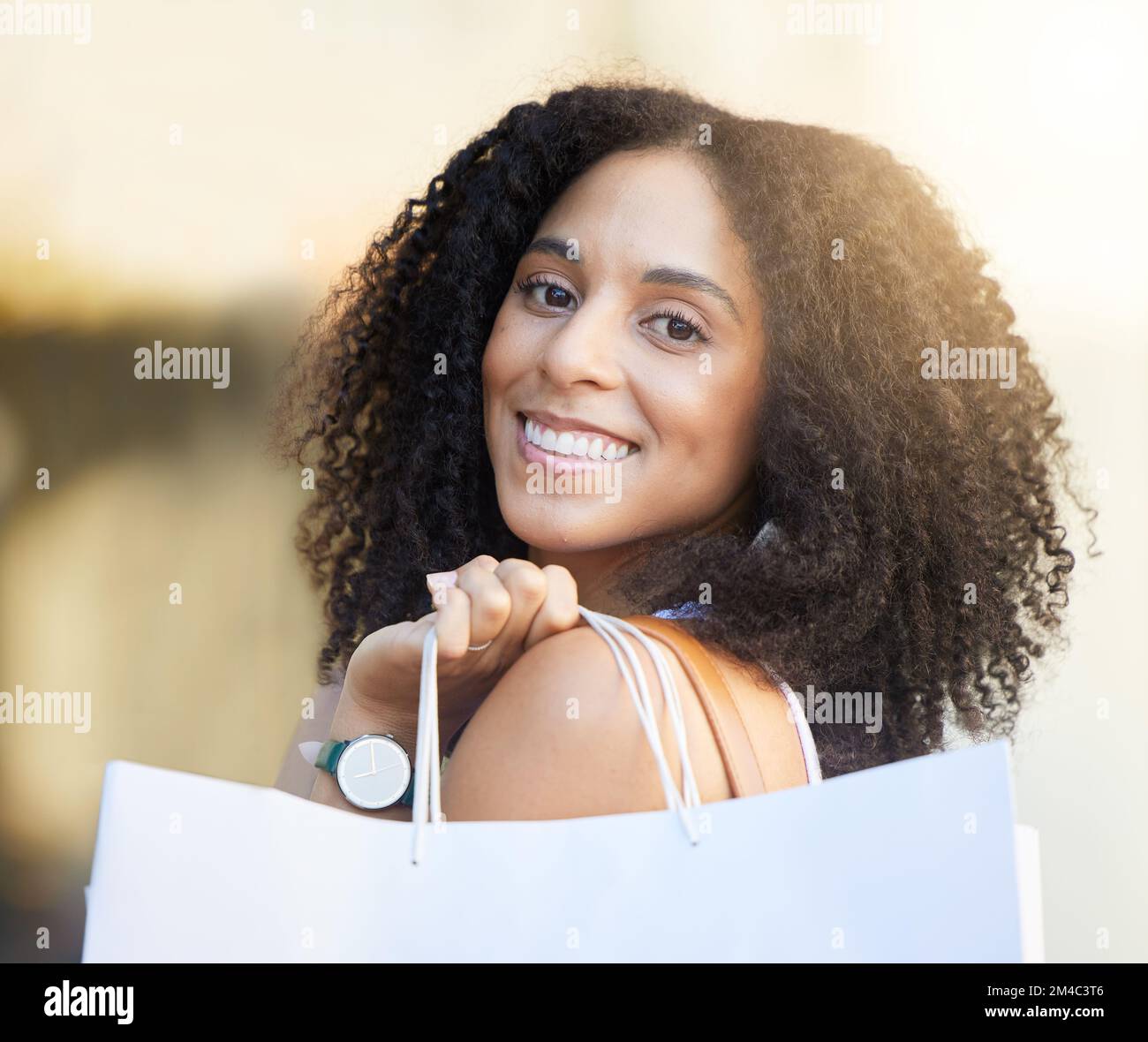 Femme de mode, sacs de visage ou de shopping dans la ville urbaine dans la thérapie brésilienne de vente au détail, vente de vêtements ou promotion de boutique de vêtements. Portrait, sourire ou heureux Banque D'Images