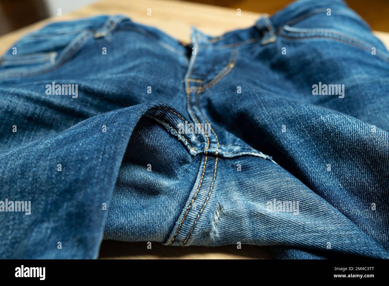 Trou dans un jean Banque de photographies et d'images à haute résolution -  Alamy