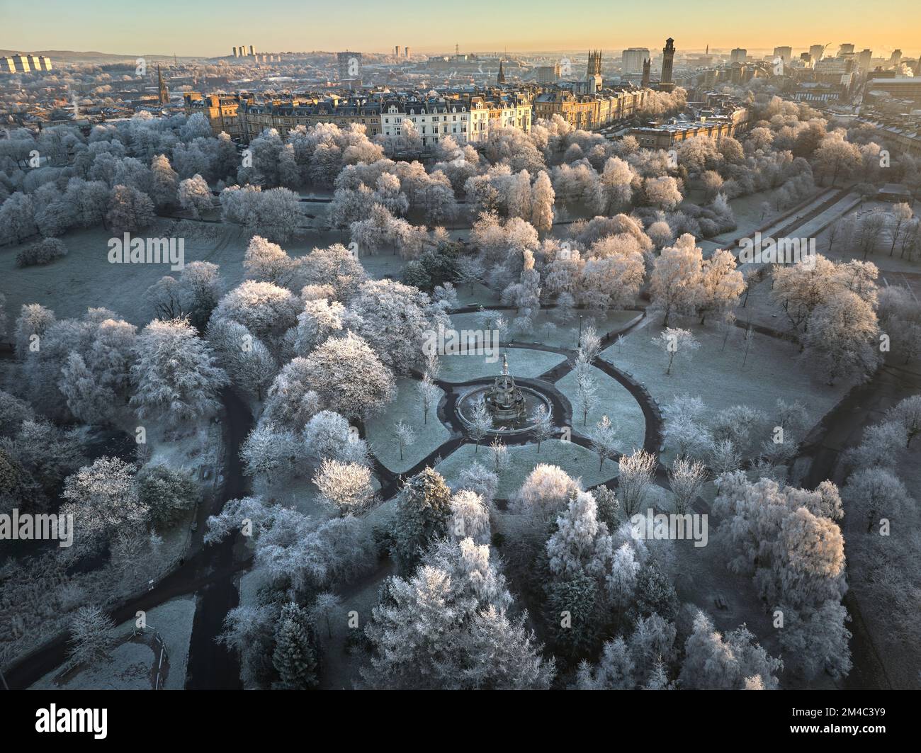 Prise de vue aérienne de Park Circus, Glasgow depuis le parc Kelvingrove avec tous les arbres couverts de givre après plusieurs jours de températures inférieures à zéro. Banque D'Images