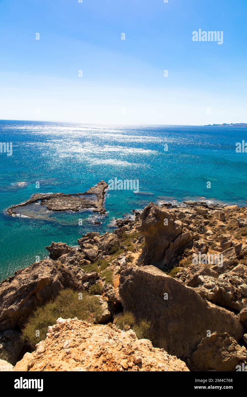 Vue panoramique sur la mer Méditerranée sur la côte rocheuse. Chaîne de montagnes avec eau turquoise. Situé près de Stegna, Archangelos, Rhodes, Grèce Banque D'Images