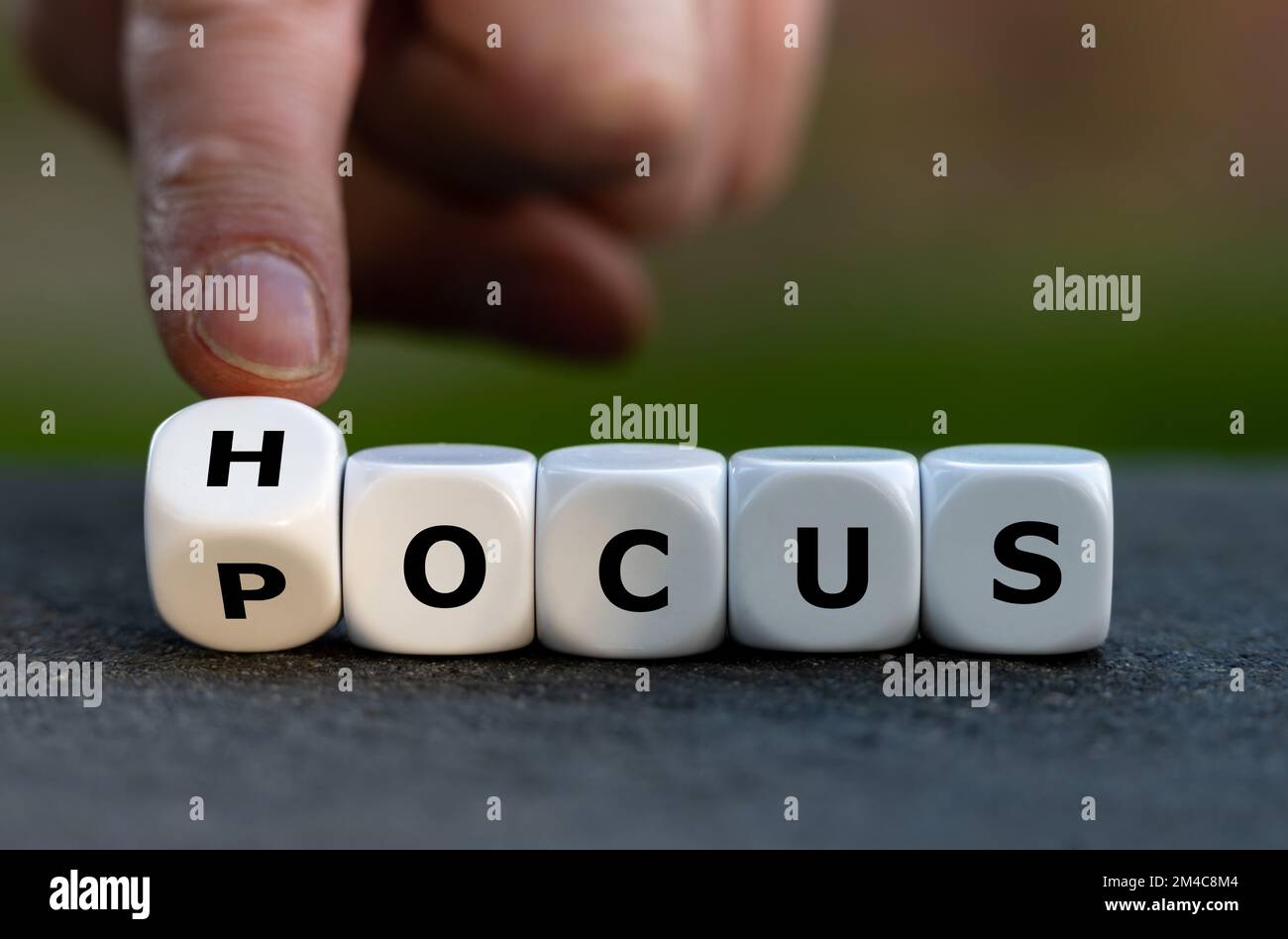 Les dés forment l'expression « hfocus pocus ». Banque D'Images