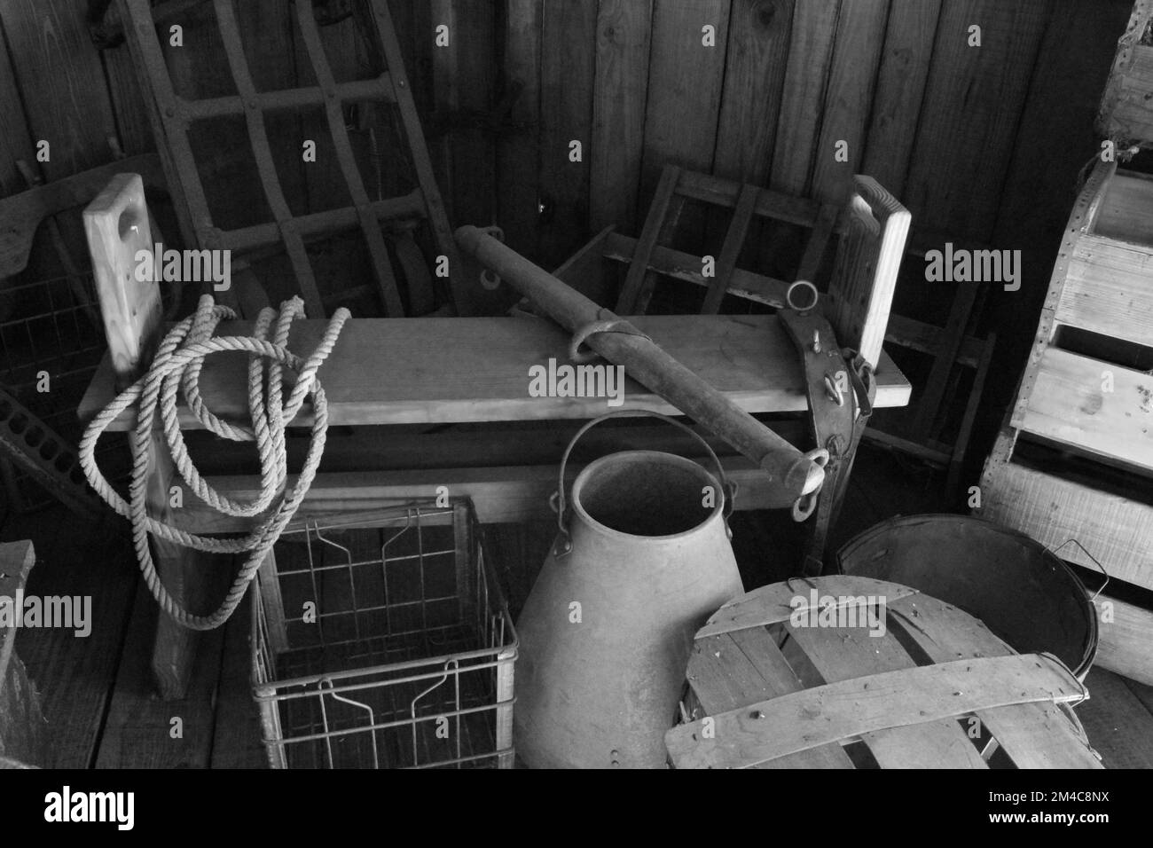 Une photo en noir et blanc de vieux outils coloniaux Banque D'Images