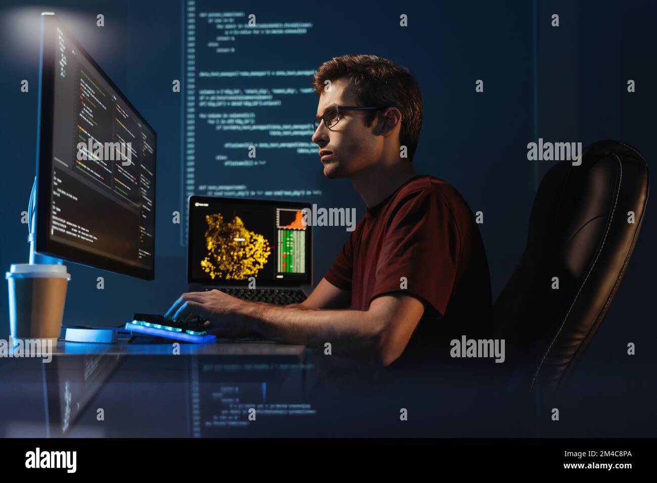 Développeur de programme indépendant travaillant sur un nouveau logiciel d'application, vérifiant le codage dans le système de bugging, assis dans une chaise confortable, tapant devant un pc, isolé sur un mur numérique avec code Banque D'Images