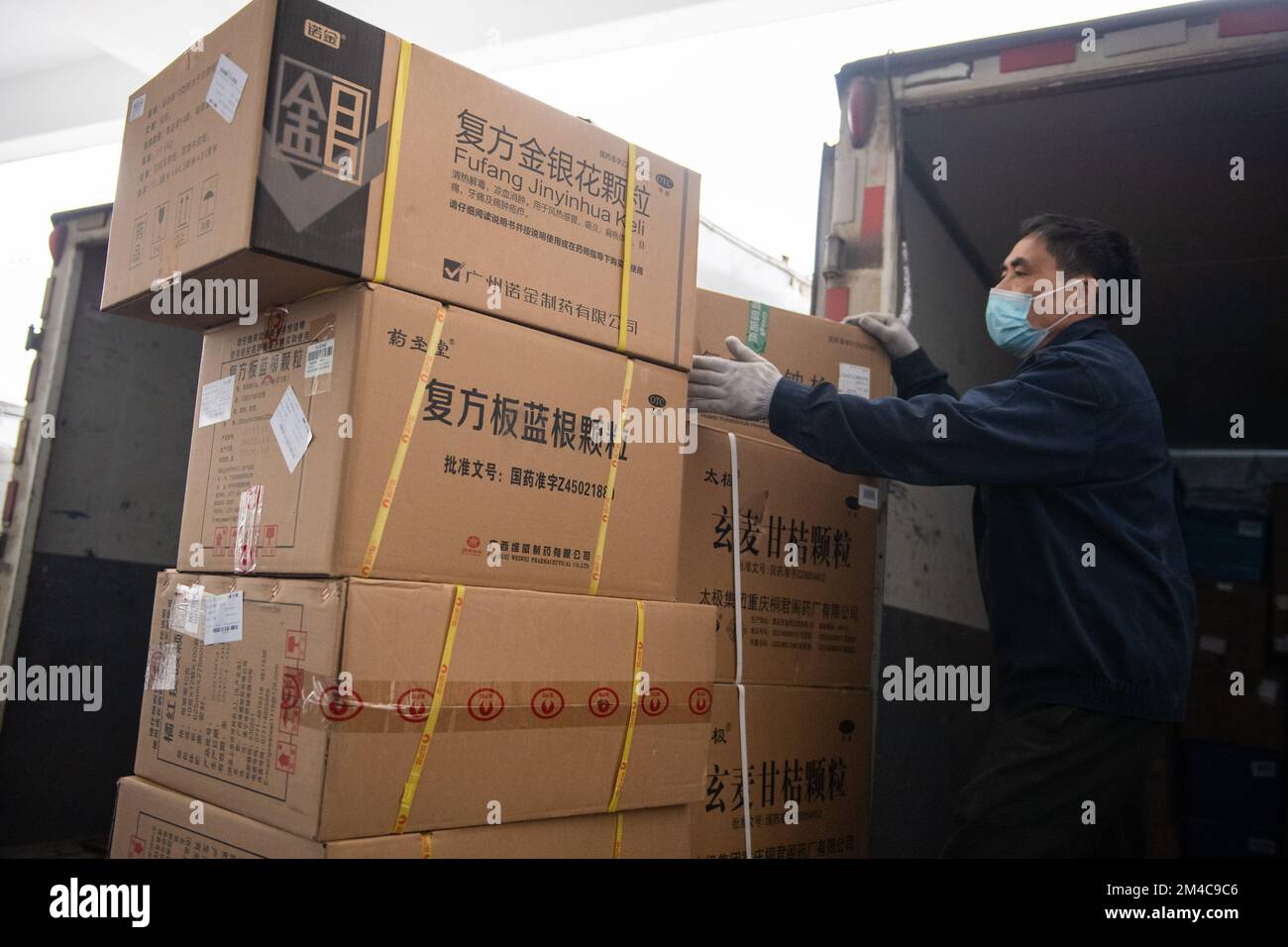 Changsha, province chinoise du Hunan. 20th décembre 2022. Un membre du personnel transporte des médicaments dans un centre logistique d'une pharmacie du district de Kaifu à Changsha, dans la province centrale de Hunan en Chine, le 20 décembre 2022. Les pharmacies de Changsha s'efforcent d'assurer l'approvisionnement et le transport de médicaments anti-épidémiques pour répondre aux besoins du public. Credit: Chen Sihan/Xinhua/Alay Live News Banque D'Images