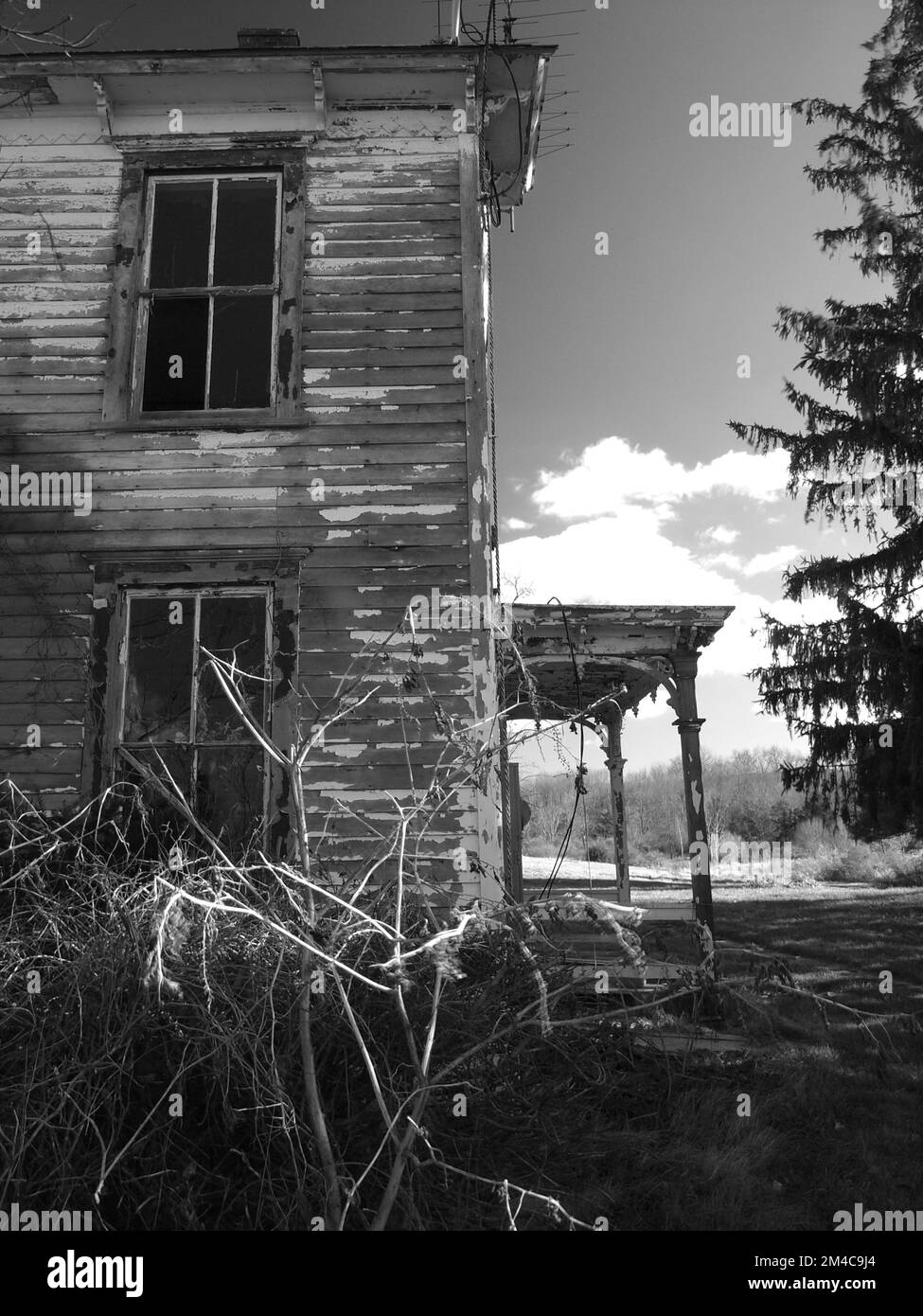 Scènes d'une ferme abandonnée et abandonnée dans le comté de Sussex, New Jersey. Ancienne laiterie, ces structures sont inactives depuis des années. Banque D'Images