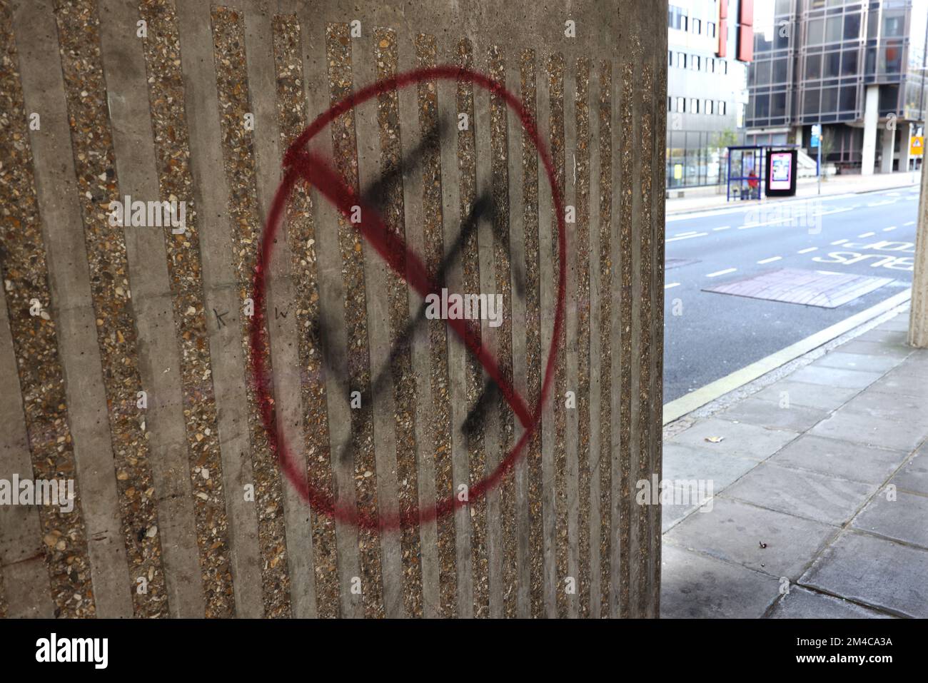Grafitti anti-nazi photographié sur un mur à Portsmouth, Hampshire, Royaume-Uni. Banque D'Images