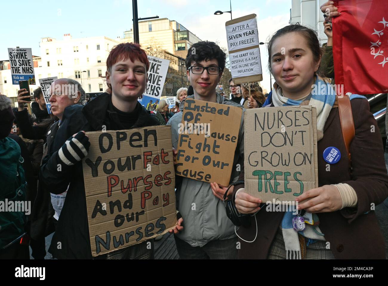 Londres, Royaume-Uni. 20th décembre 2022. Juste salaire pour les infirmières Marche pour le personnel du NHS dans leur lutte pour rendre notre service de santé à la démonstration de sécurité à l'hôpital universitaire de Collège, Euston Road. Banque D'Images