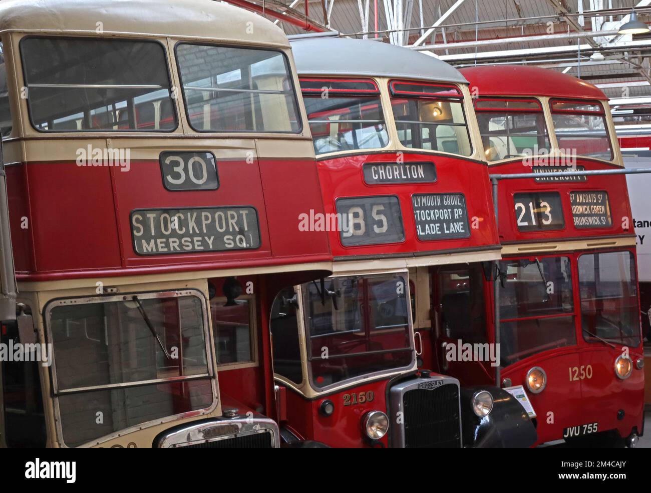 Trois bus rouges de Manchester, 30 Stockport Mersey Square, Chorlton 85, 213 vers l'université, dépôt de Queens Road, Cheetham Hil, Manchester, Angleterre, ROYAUME-UNI, M8 8EP Banque D'Images