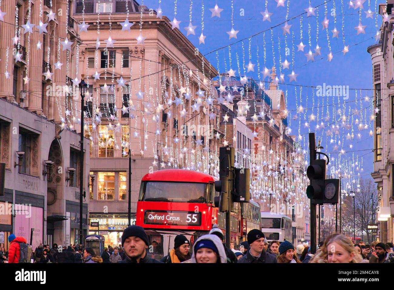 Des clients heureux sous les lumières de Noël à Oxford Street, Londres à Noël Banque D'Images