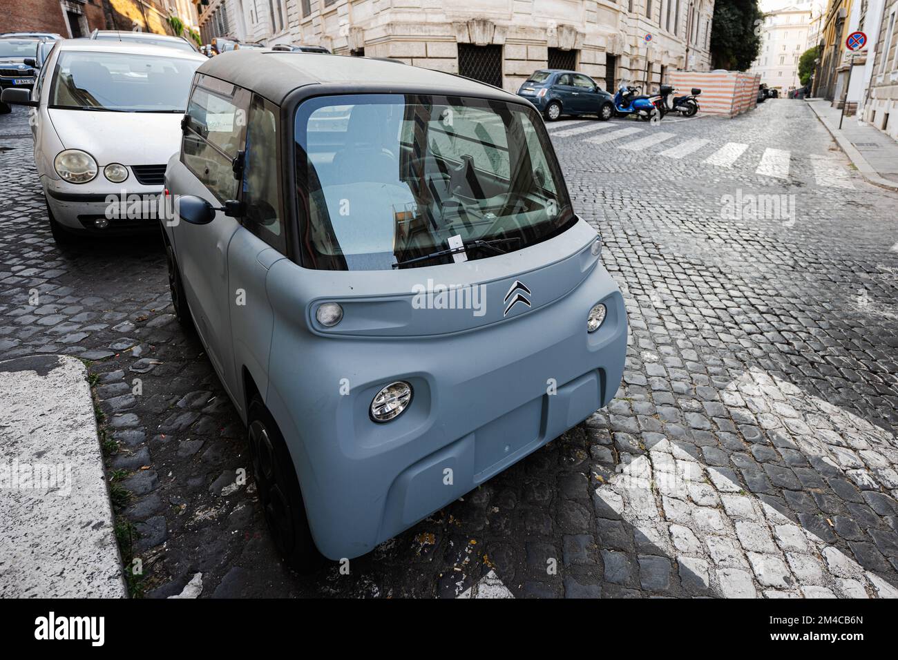 Rome, Italie - 27 juillet 2022: Petite voiture électrique française Citroën ami deux places, micro-ville garée à Rome, Italie. Banque D'Images