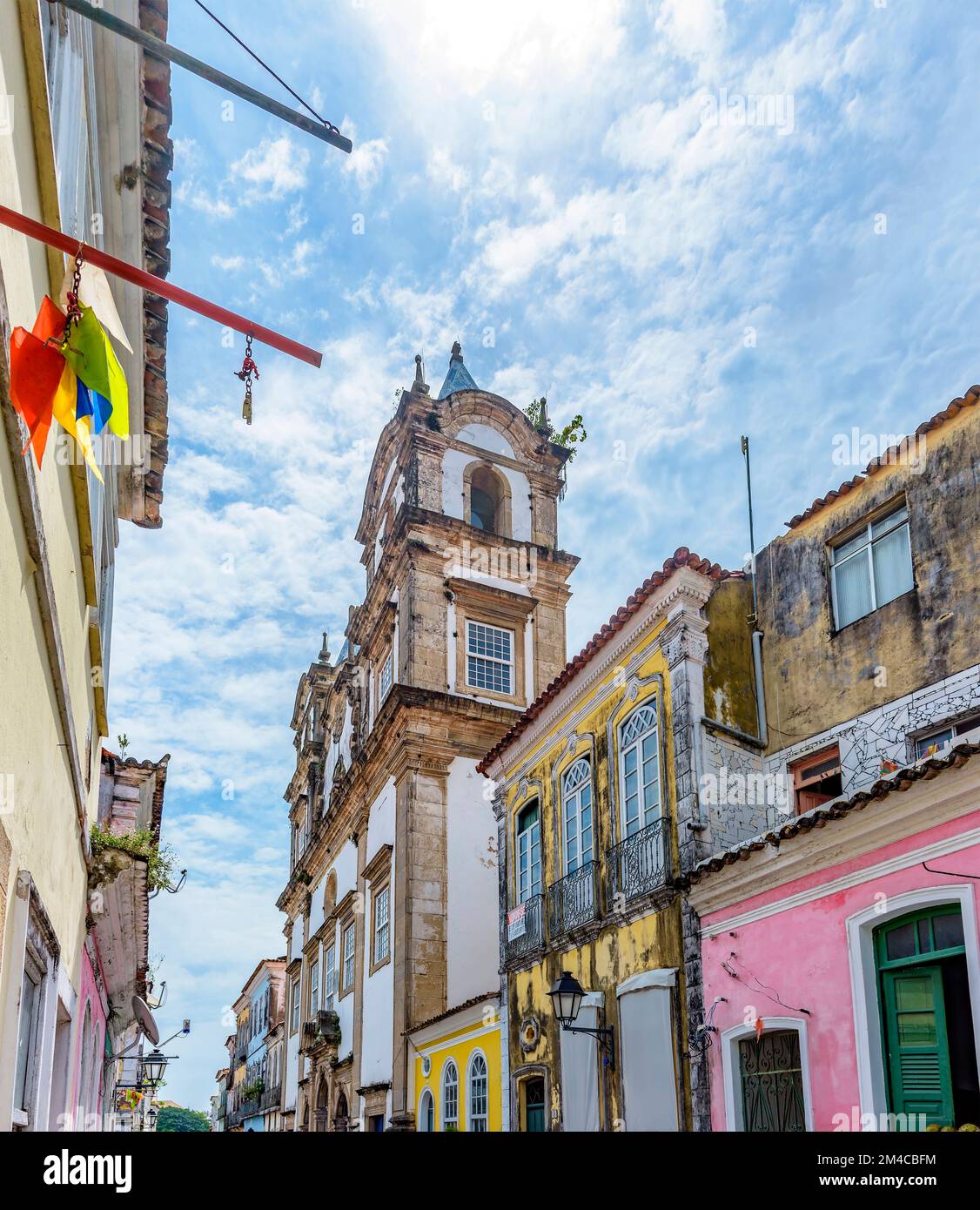 Vieilles maisons et églises dans le quartier de Pelourinho dans la ville de Salvador à Bahia Banque D'Images