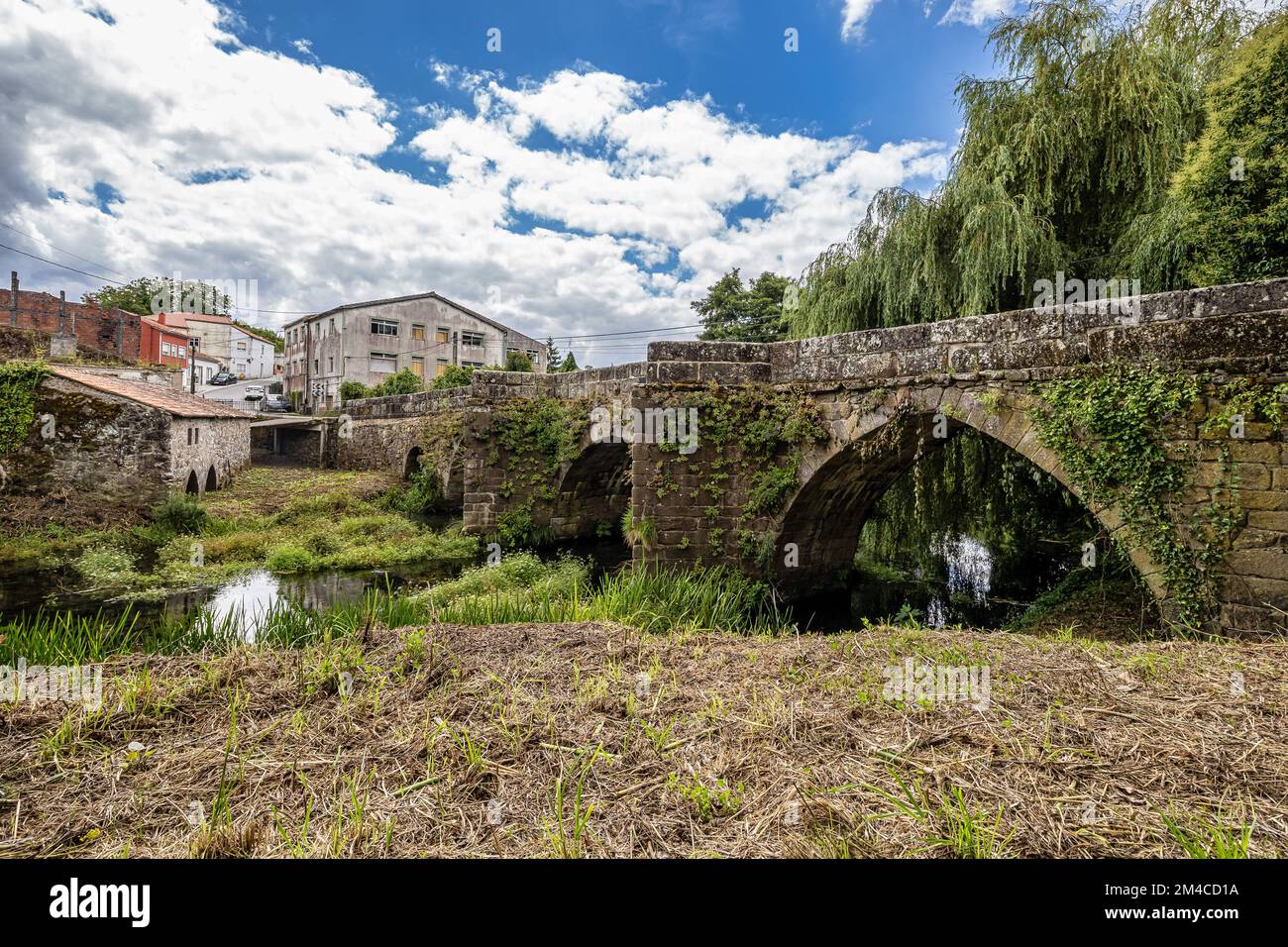 Pont sur la rivière Traba avant de s'écouler dans la Ria à Noia, la Coruna, Galice, Espagne en Europe. Ponte de Traba Banque D'Images