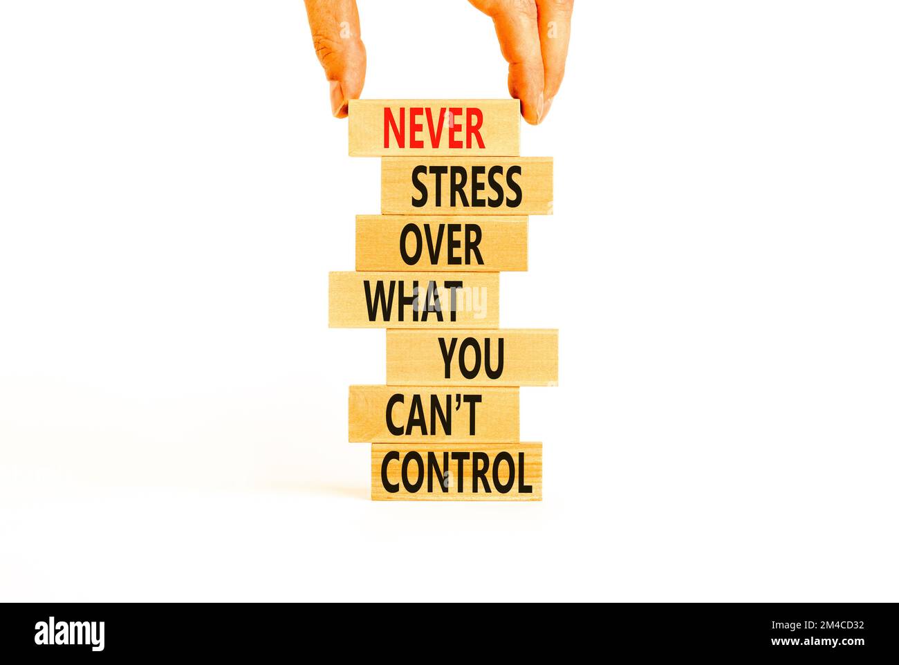 Symbole de contrainte. Les mots de concept ne soulignent jamais ce que vous ne pouvez pas contrôler sur des blocs de bois. Magnifique espace de copie en arrière-plan blanc. Main d'homme d'affaires. Unité commerciale Banque D'Images