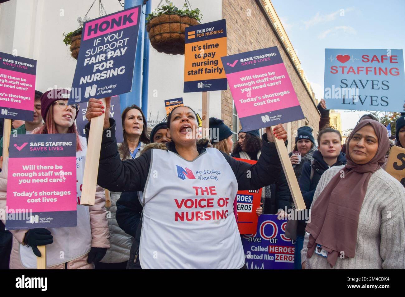 Londres, Angleterre, Royaume-Uni. 20th décembre 2022. Les infirmières et les membres du Royal College of Nursing ont organisé une démonstration sur la ligne de piquetage devant l'hôpital Great Ormond Street le deuxième jour de la première grève des infirmières britanniques dans l'histoire du NHS. Des milliers d'infirmières de partout au pays sont en grève dans le cadre d'un différend sur la rémunération. (Image de crédit : © Vuk Valcic/ZUMA Press Wire) Banque D'Images