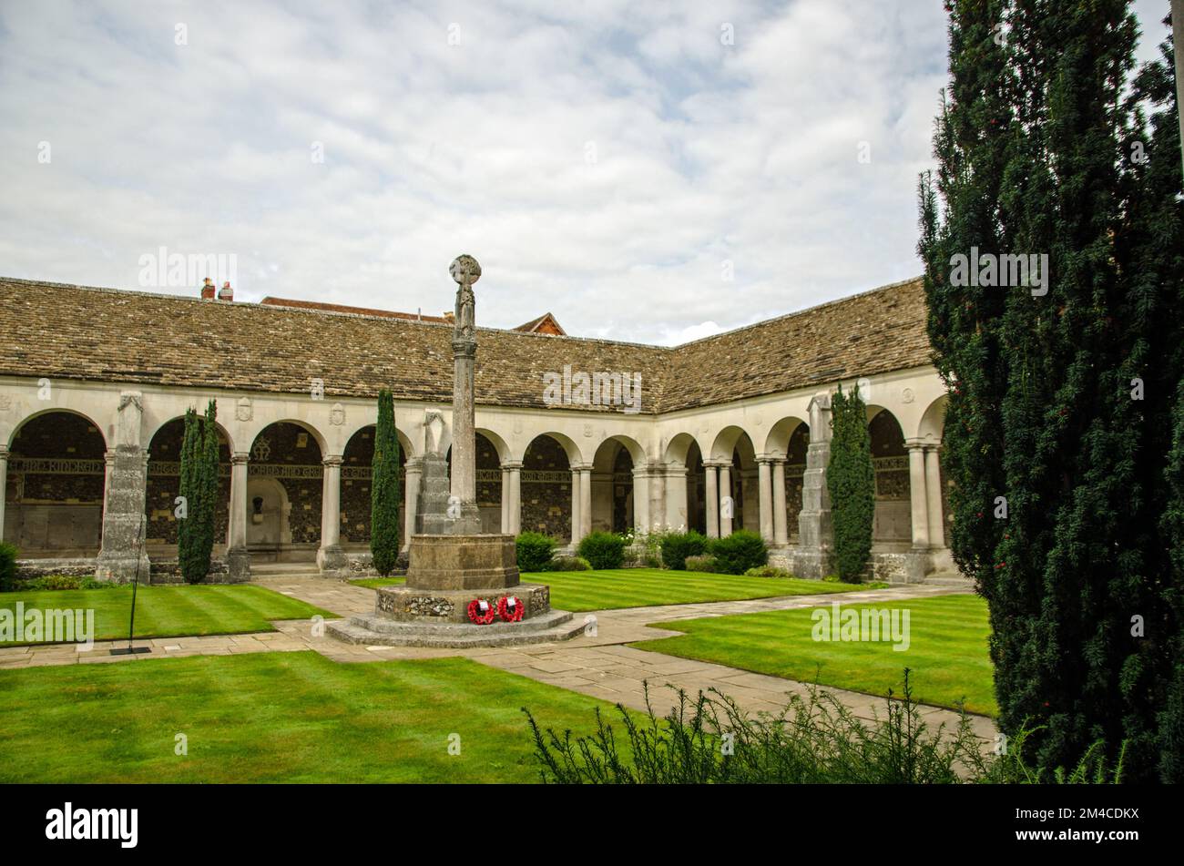 Vue sur le cloître de guerre historique de Winchester College, Hampshire. Le monument commémore les étudiants et le personnel qui ont été tués dans le premier ordre du jour Banque D'Images
