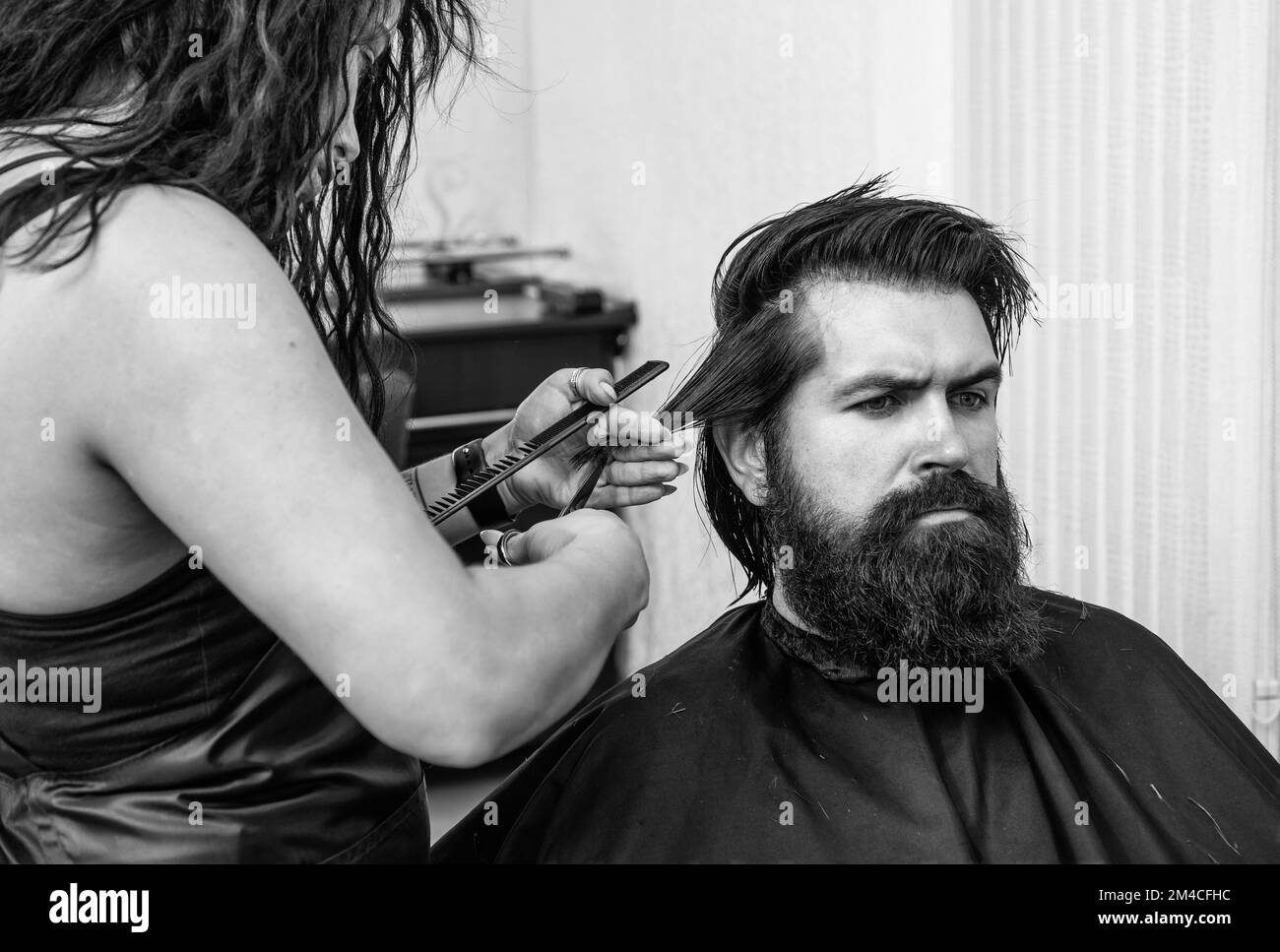 soins de coiffure pour hommes. barbu à la chaise de coiffeur dans le salon.  beauté et mode. coiffage et barbe. homme brutal et confiant avec barbershop  Photo Stock - Alamy