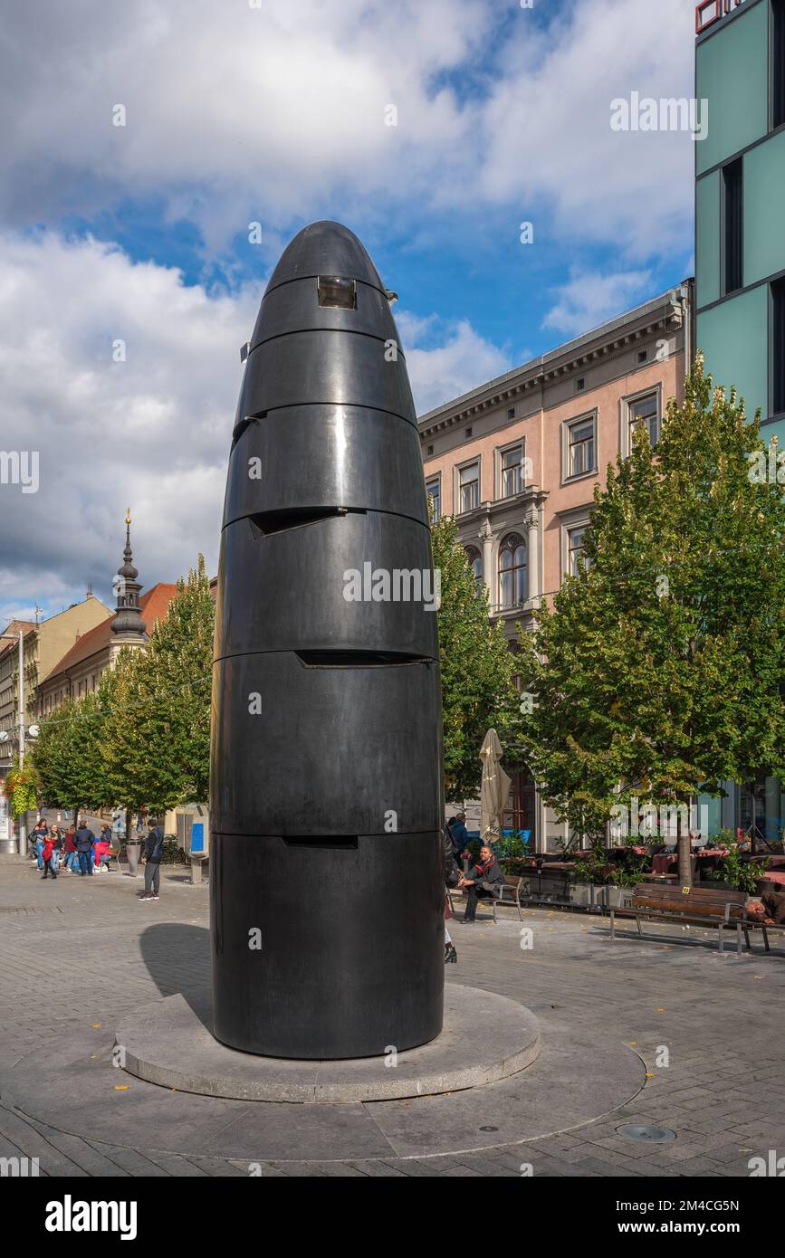 Horloge de granit noir à la place de la liberté - Brno, République tchèque Banque D'Images