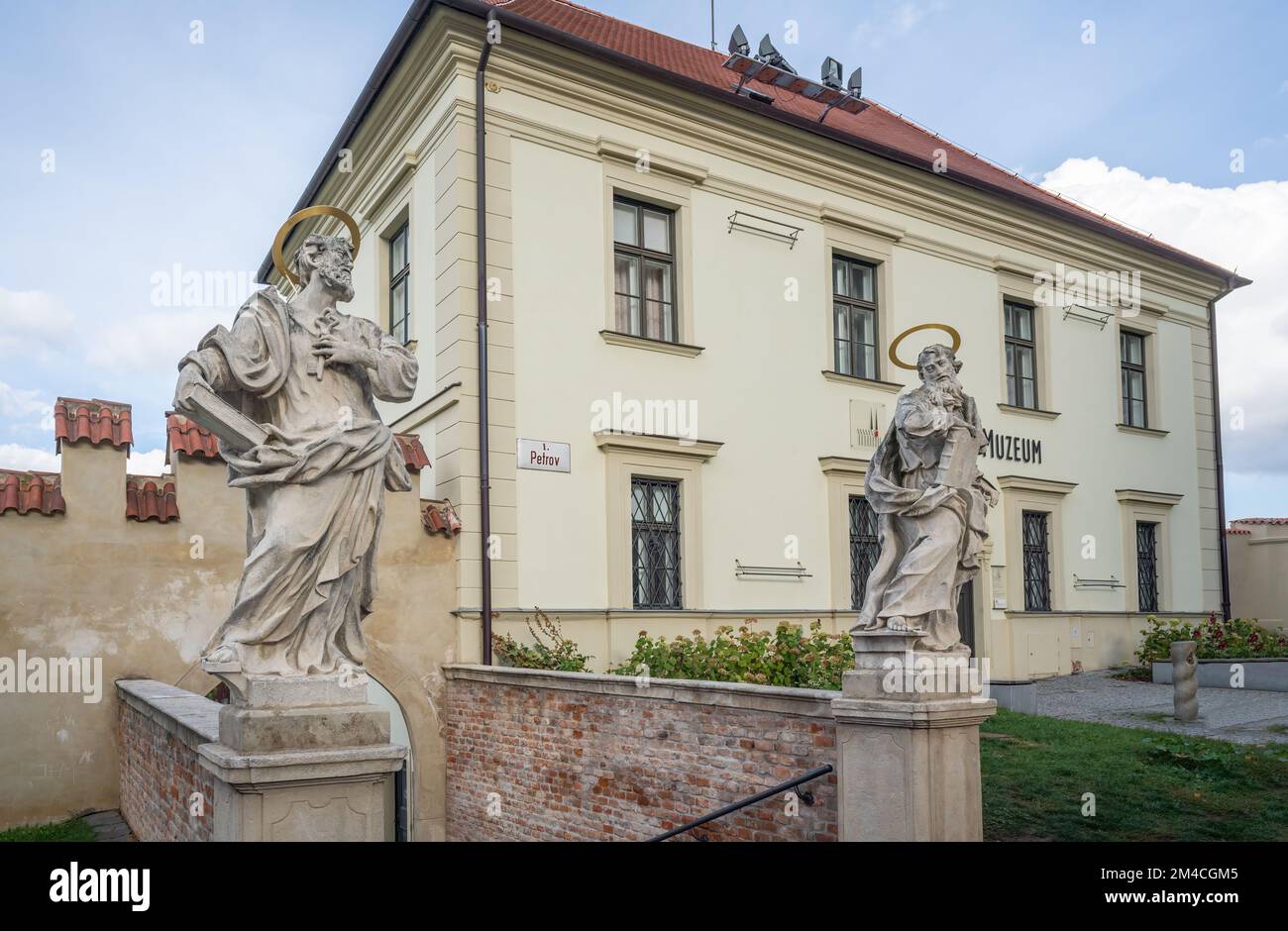 Musée diocésain avec St. Statues Pierre et Paul - Brno, République Tchèque Banque D'Images