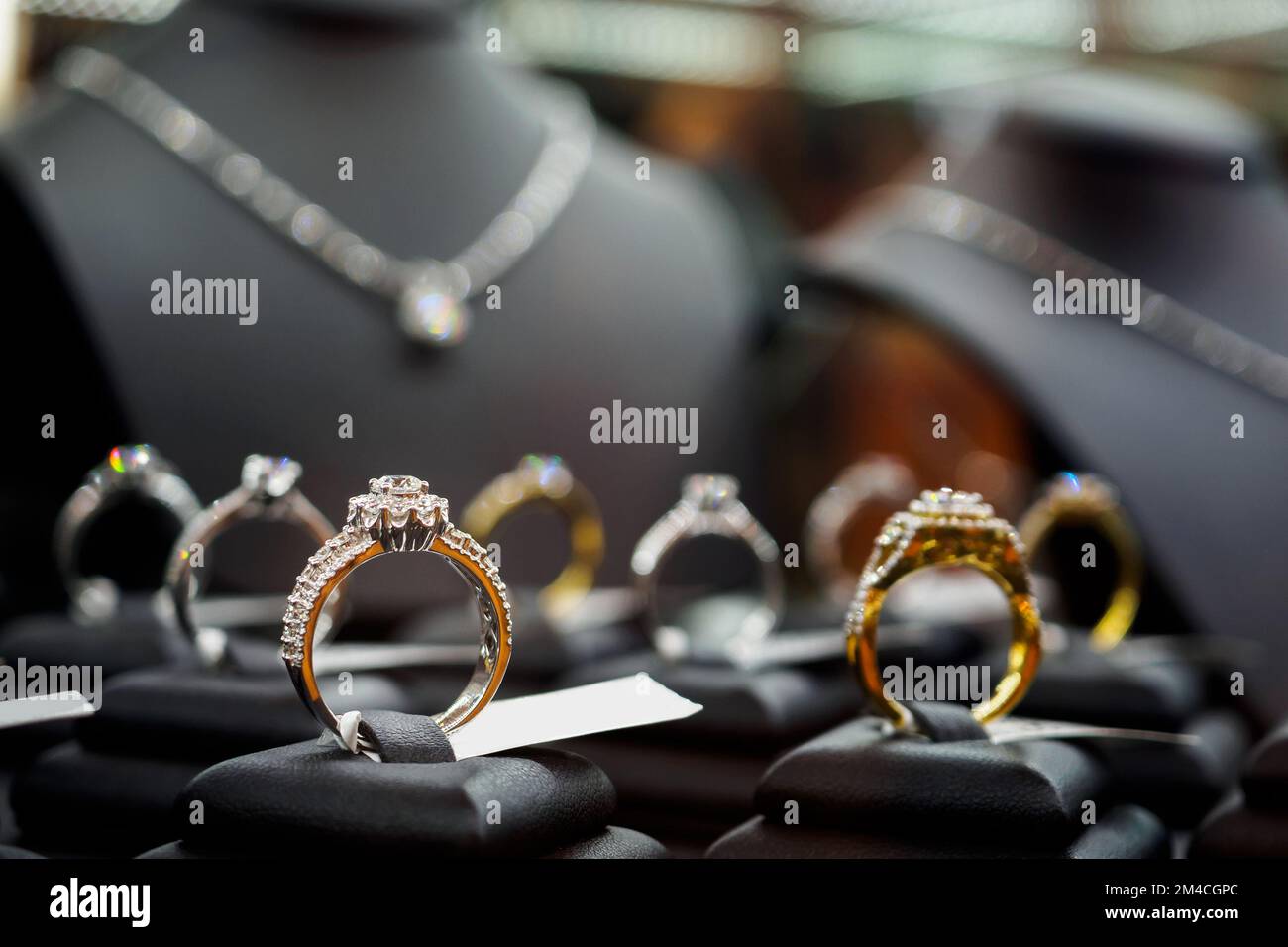 Bagues et colliers de diamants bijoux afficher dans un magasin de détail de luxe vitrine vitrine Banque D'Images