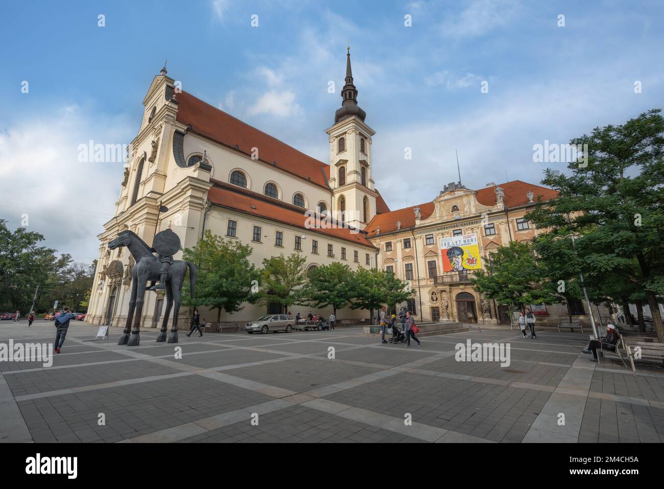 Place Moravie avec église Saint Thomas, galerie Moravie et statue du courage - Brno, République Tchèque Banque D'Images