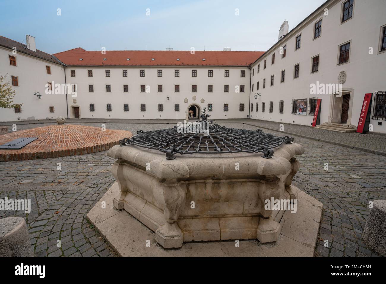 Cour du château de Spilberk et puits du château - Brno, République tchèque Banque D'Images