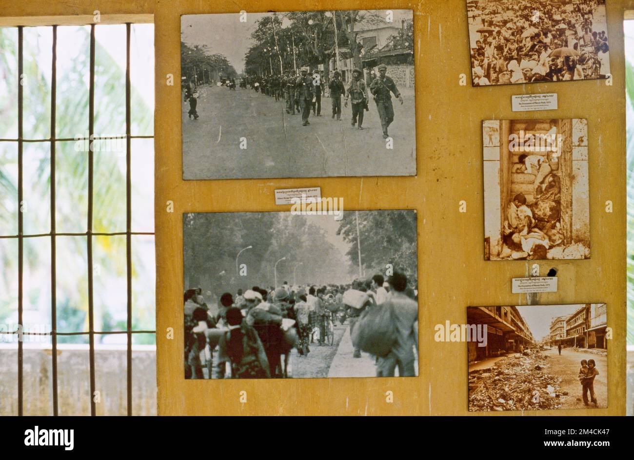 Photographies exposées au Musée du génocide de Tuol Sleng, ancienne école secondaire de Tuol Svay Prey utilisée comme prison de sécurité 21, S-21, par les Khmers rouges regi Banque D'Images