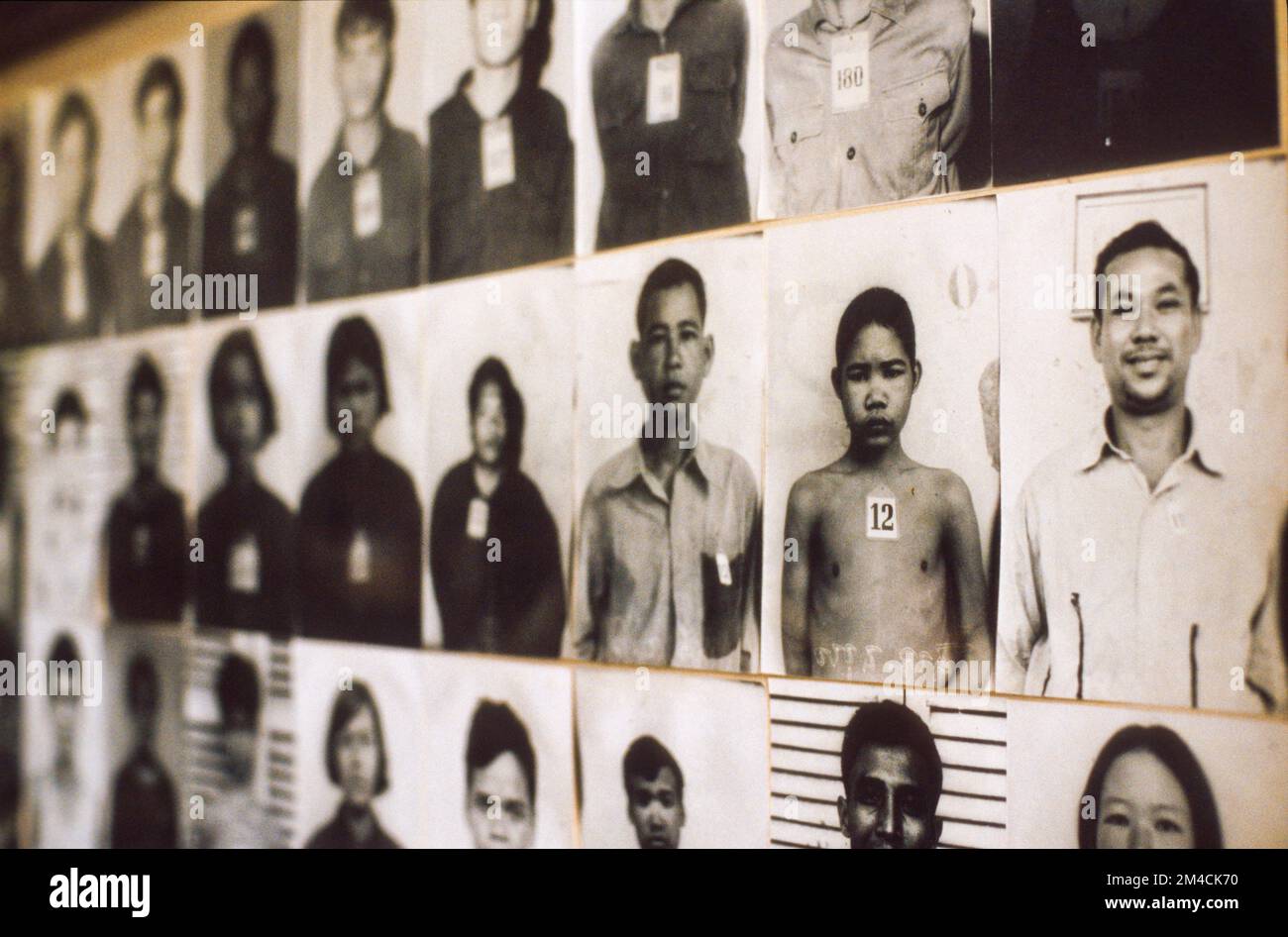 Photographies de victimes exposées au Musée du génocide de Tuol Sleng, ancienne école secondaire Tuol Svay Prey utilisée comme prison de sécurité 21, S-21, par les Khmers Banque D'Images