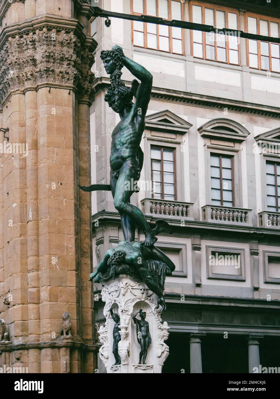 Statue en bronze de Persée tenant la tête de Méduse en Florence, faite par Benvenuto Cellini en 1545 Banque D'Images