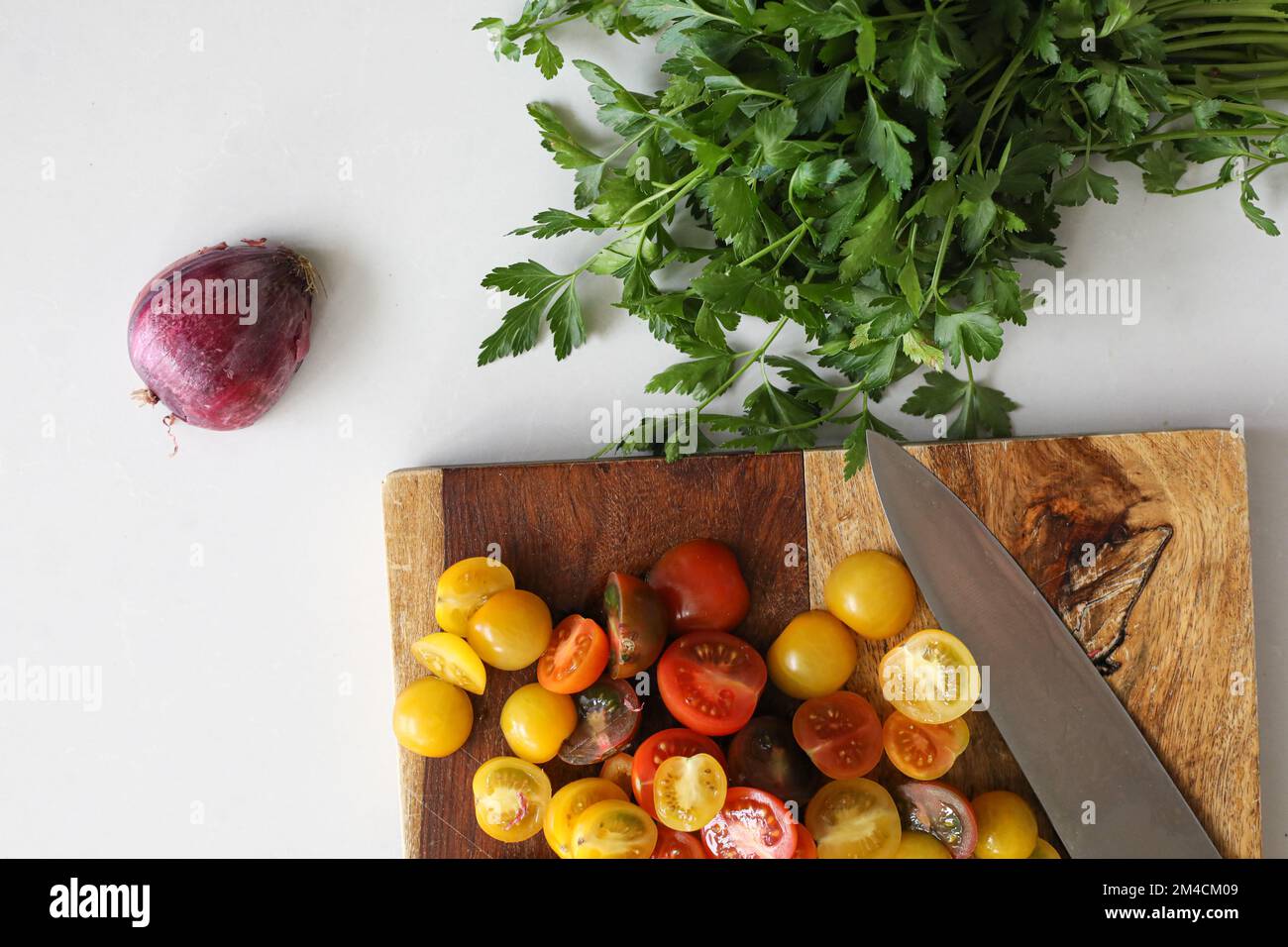 BirdsEye cuisine planche à découper avec couteau montrant des ingrédients frais Banque D'Images