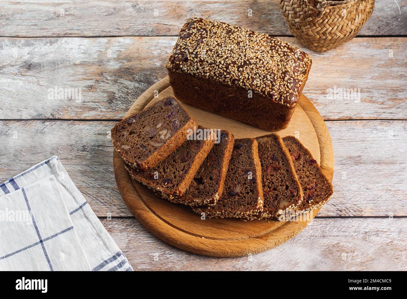 pain maison aux noisettes et aux graines Banque D'Images