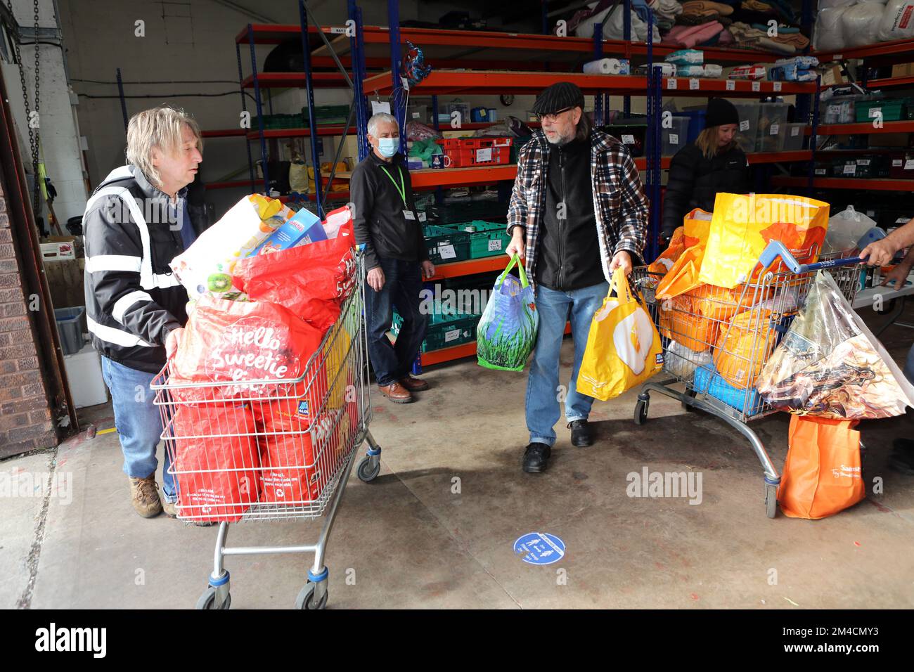 Les bénévoles de l'entrepôt du Centre d'accueil de Huddersfield dans l'ouest du Yorkshire déballent et trient les dons de nourriture . Le centre d'accueil est une banque alimentaire à Banque D'Images
