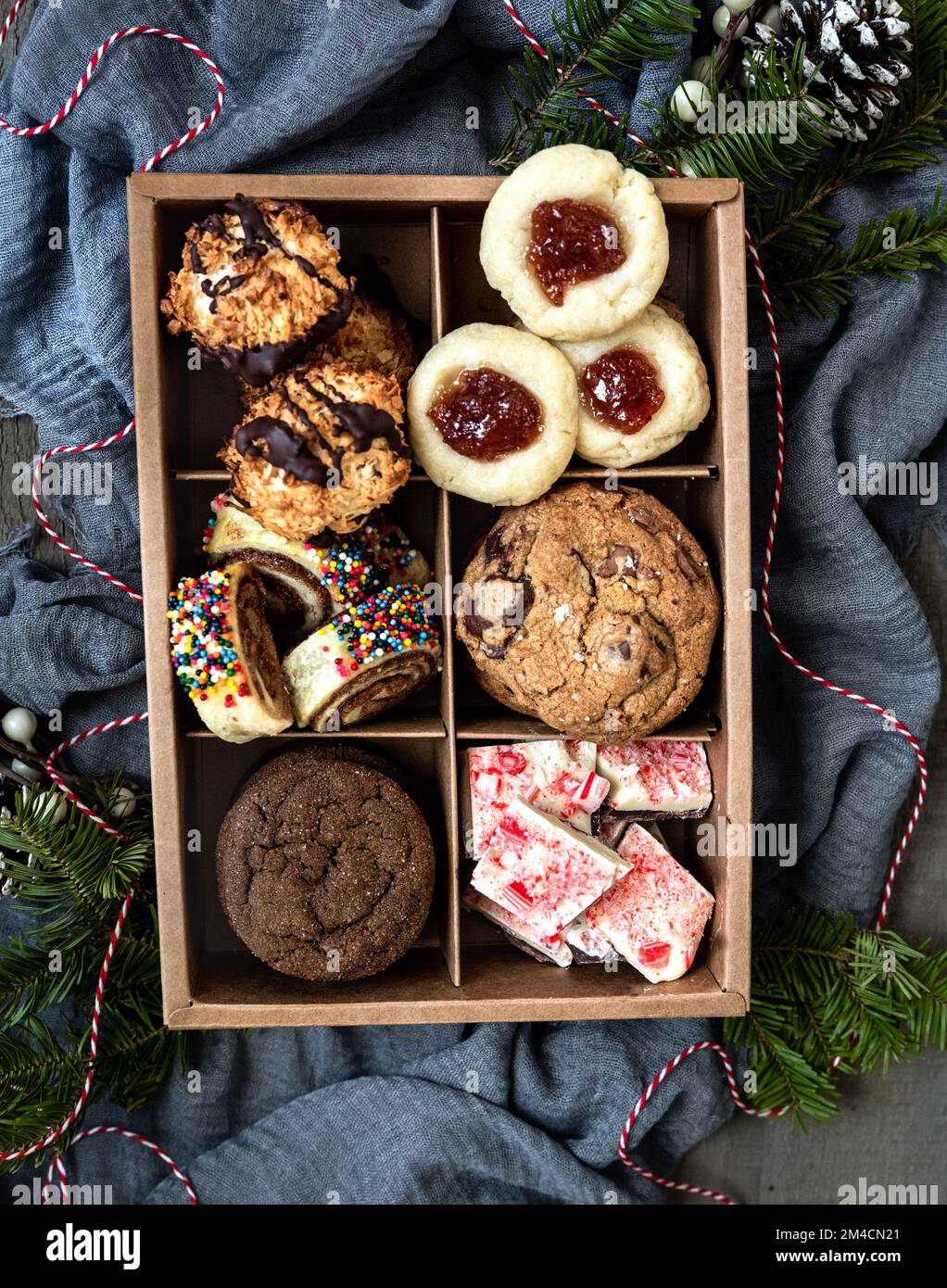 Boîte à biscuits de noël avec décoration d'hiver Banque D'Images