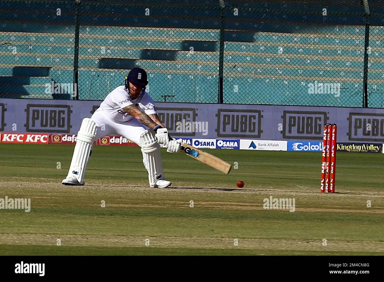 Les joueurs sont en action au cours du quatrième jour de 3rd test match entre le Pakistan et l'Angleterre qui s'est tenu au stade national de Karachi mardi, 20 décembre 2022. Banque D'Images