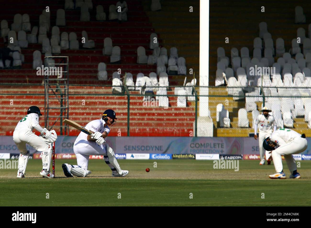 Les joueurs sont en action au cours du quatrième jour de 3rd test match entre le Pakistan et l'Angleterre qui s'est tenu au stade national de Karachi mardi, 20 décembre 2022. Banque D'Images