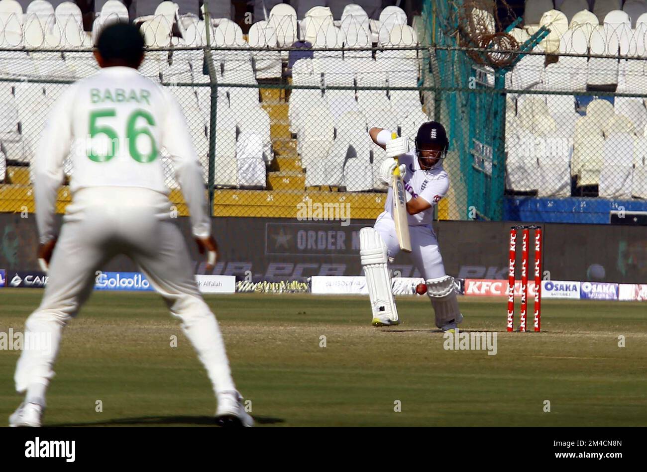 Les joueurs sont en action au cours du quatrième jour de 3rd test match entre le Pakistan et l'Angleterre qui s'est tenu au stade national de Karachi mardi, 20 décembre 2022. Banque D'Images