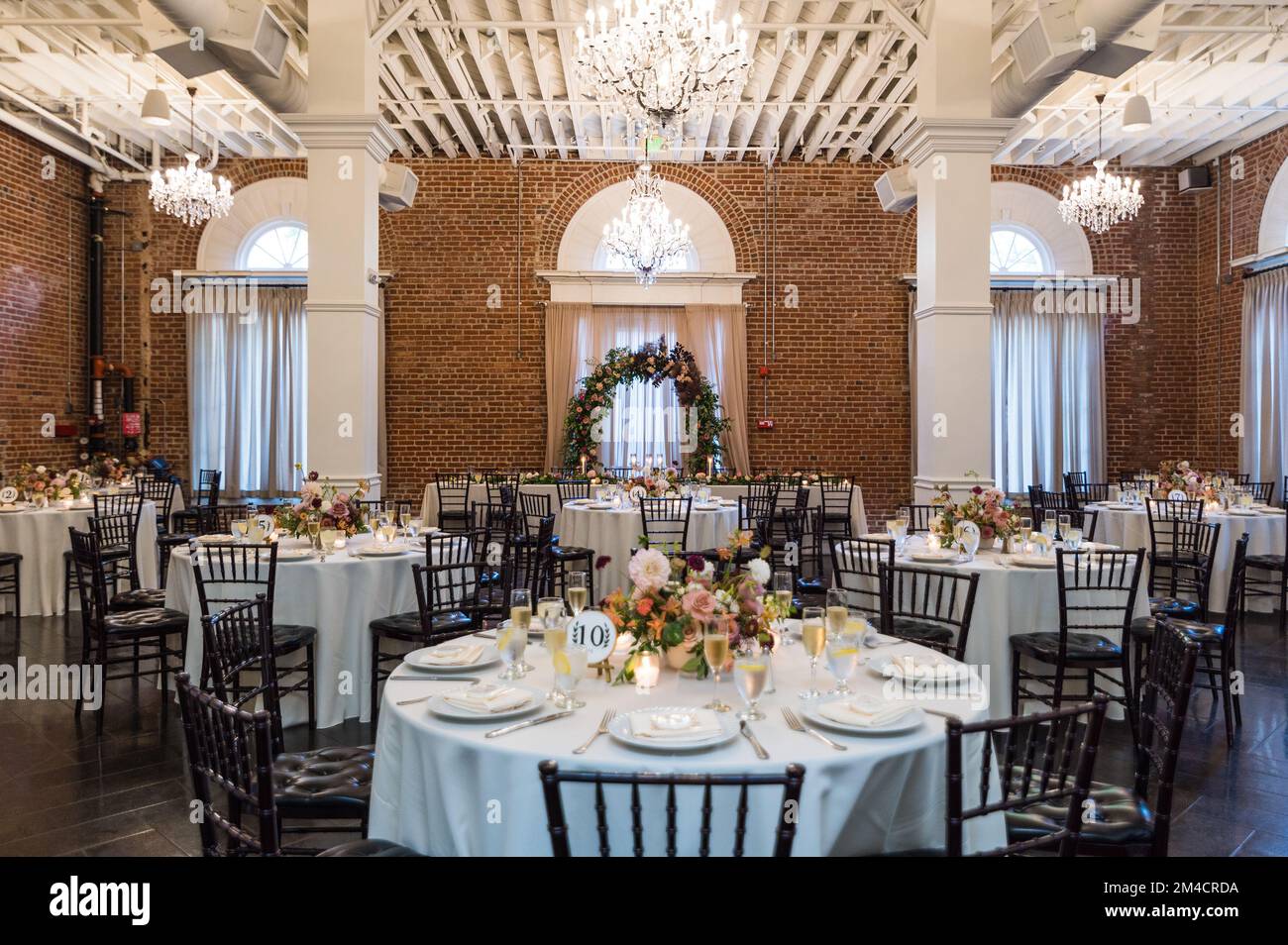 Photographie d'un lieu de mariage moderne et moderne et mise en place d'une table Banque D'Images