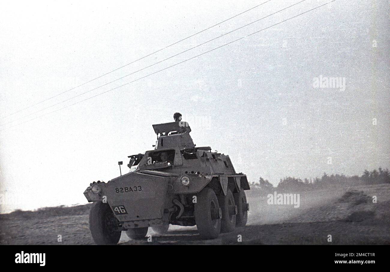 1956, historique, Chypre, voyageant à l'extérieur dans une zone désertique, transport à moteur 82BA33 (46) de la Royal Army Service corps (RASC) 42 Company. Le rôle du RASC est de fournir des provisions à l'armée de Briitsh. Au début des années 1950, une insurrection chypriote grecque en faveur d'une union avec la Grèce continentale a commencé sur l'île, qui était alors contrôlée par les Britanniques. Le soulèvement échoua, mais en 1960, Chypre devint une république indépendante. En 1965, le RASC fusionne avec le Transportation and Movement Control Service des Royal Engineers pour former le Royal corps of transport. Banque D'Images