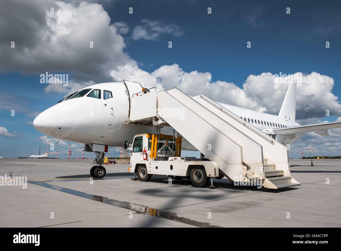 Avion de ligne blanc avec escalier aérien sur le tablier de l'aéroport Banque D'Images