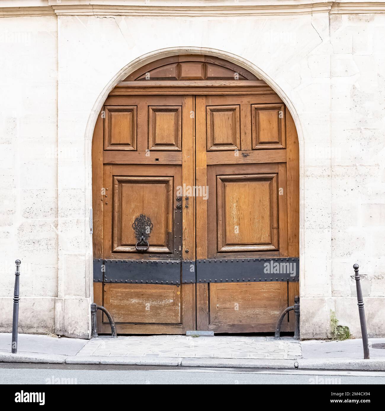 Paris, une ancienne porte en bois, belle façade dans le 11E arrondissement Banque D'Images