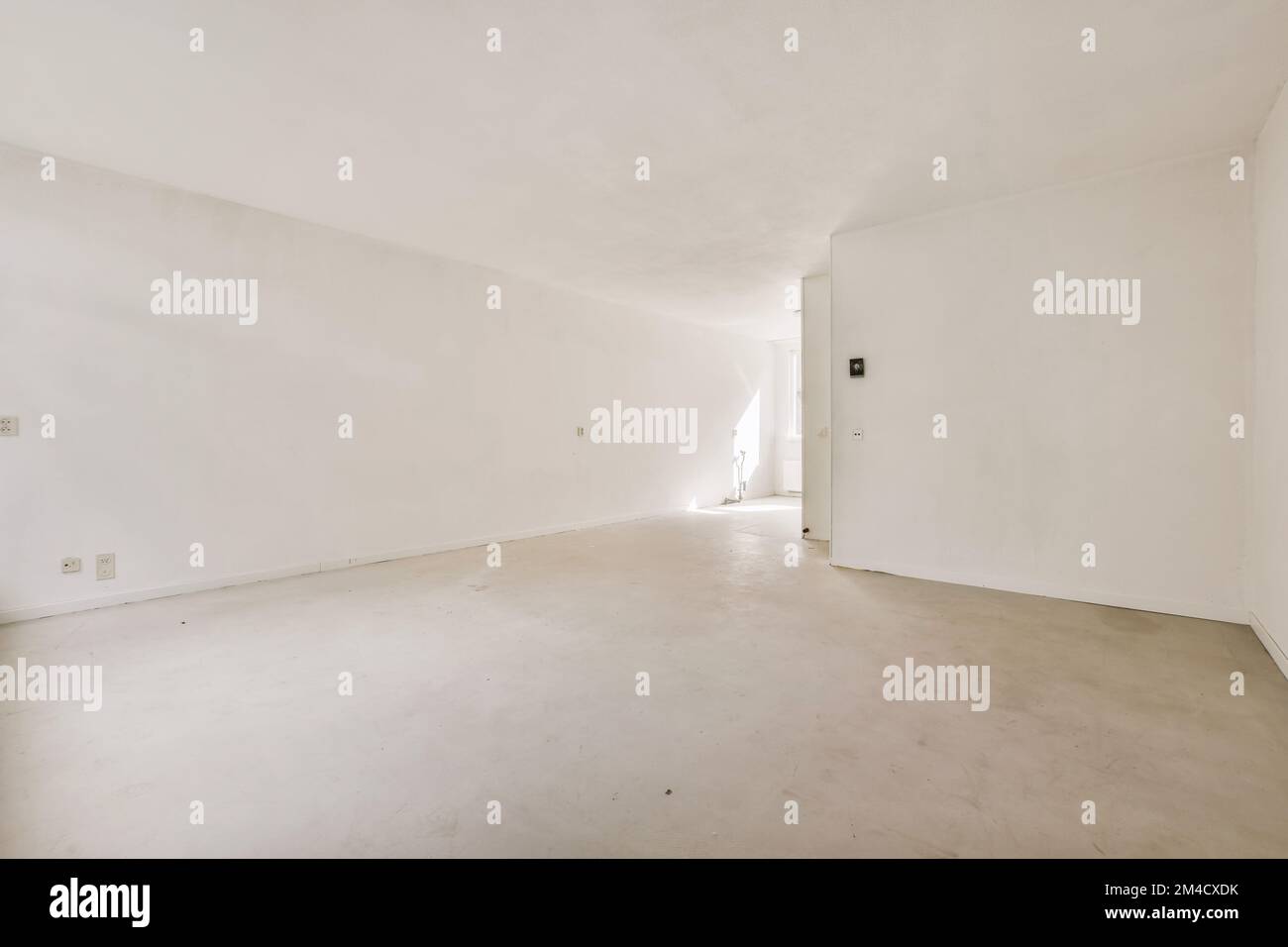 une chambre vide avec des murs blancs et personne ne se tenant dans le coin, ou regardant à droite Banque D'Images