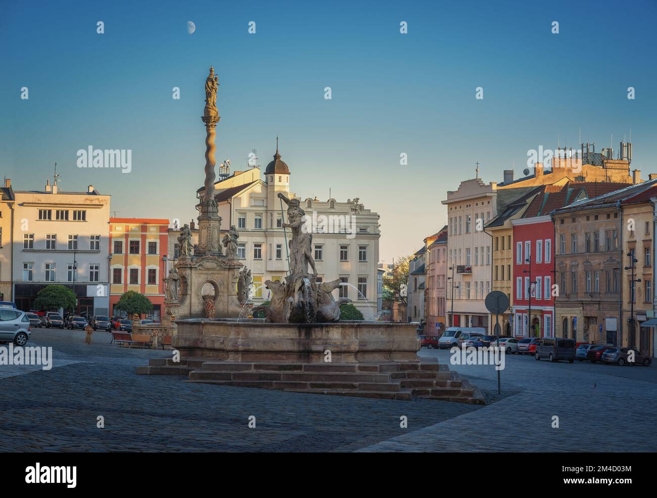 Place inférieure avec fontaine Neptune et colonne Marian Plague - Olomouc, République tchèque Banque D'Images