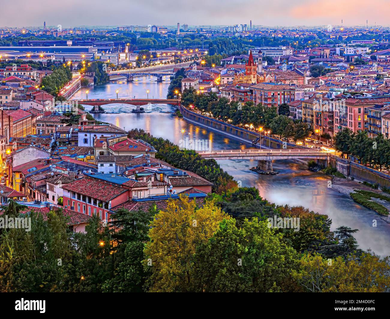 Vérone, Vénétie, Italie. Vue depuis la colline de San Pietro de Vérone traversée par la rivière Adige au coucher du soleil. Banque D'Images
