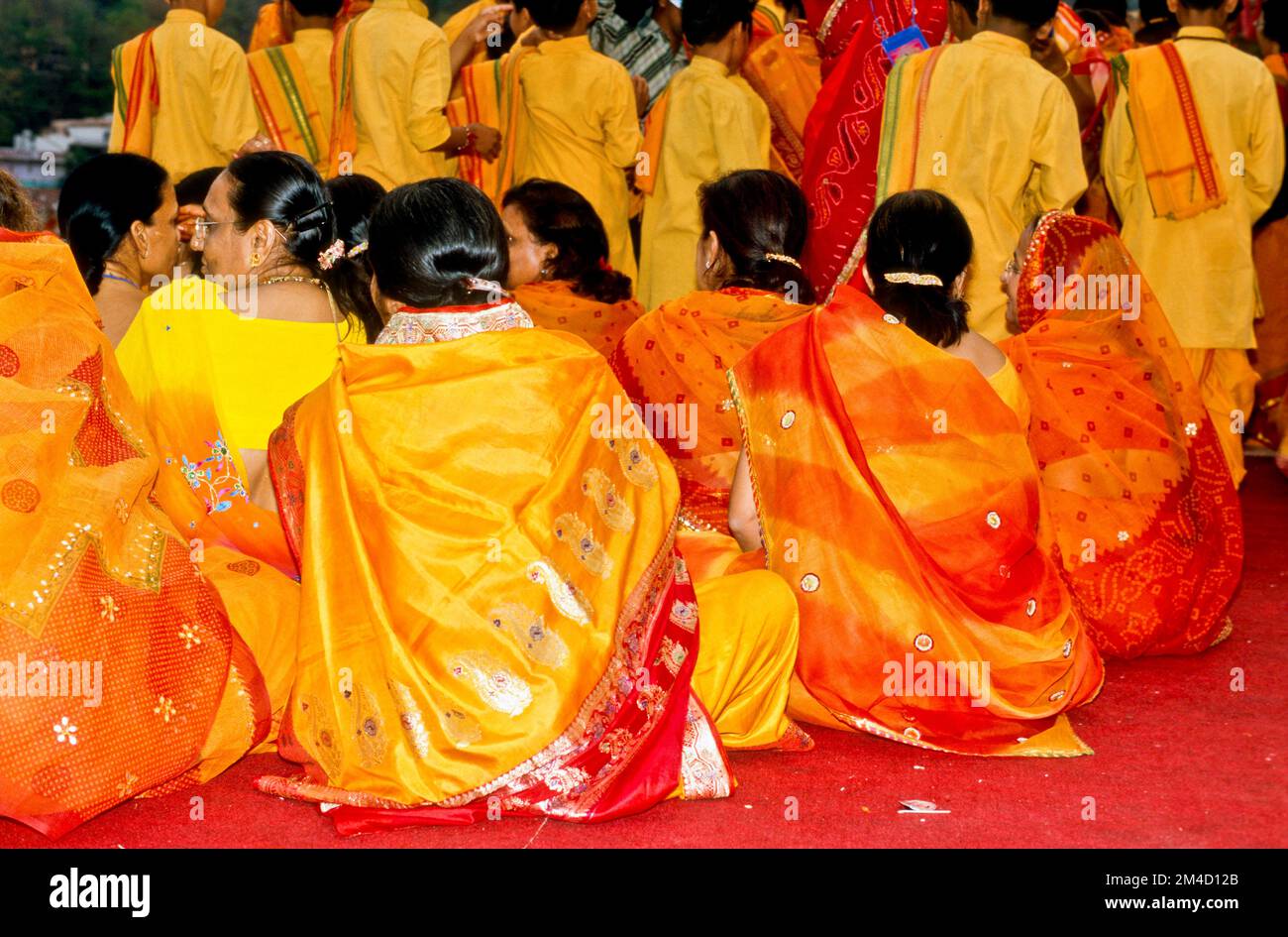Un groupe de femmes se joignant à la cérémonie d'Aartii à Ramjhula à Rishikesh Banque D'Images
