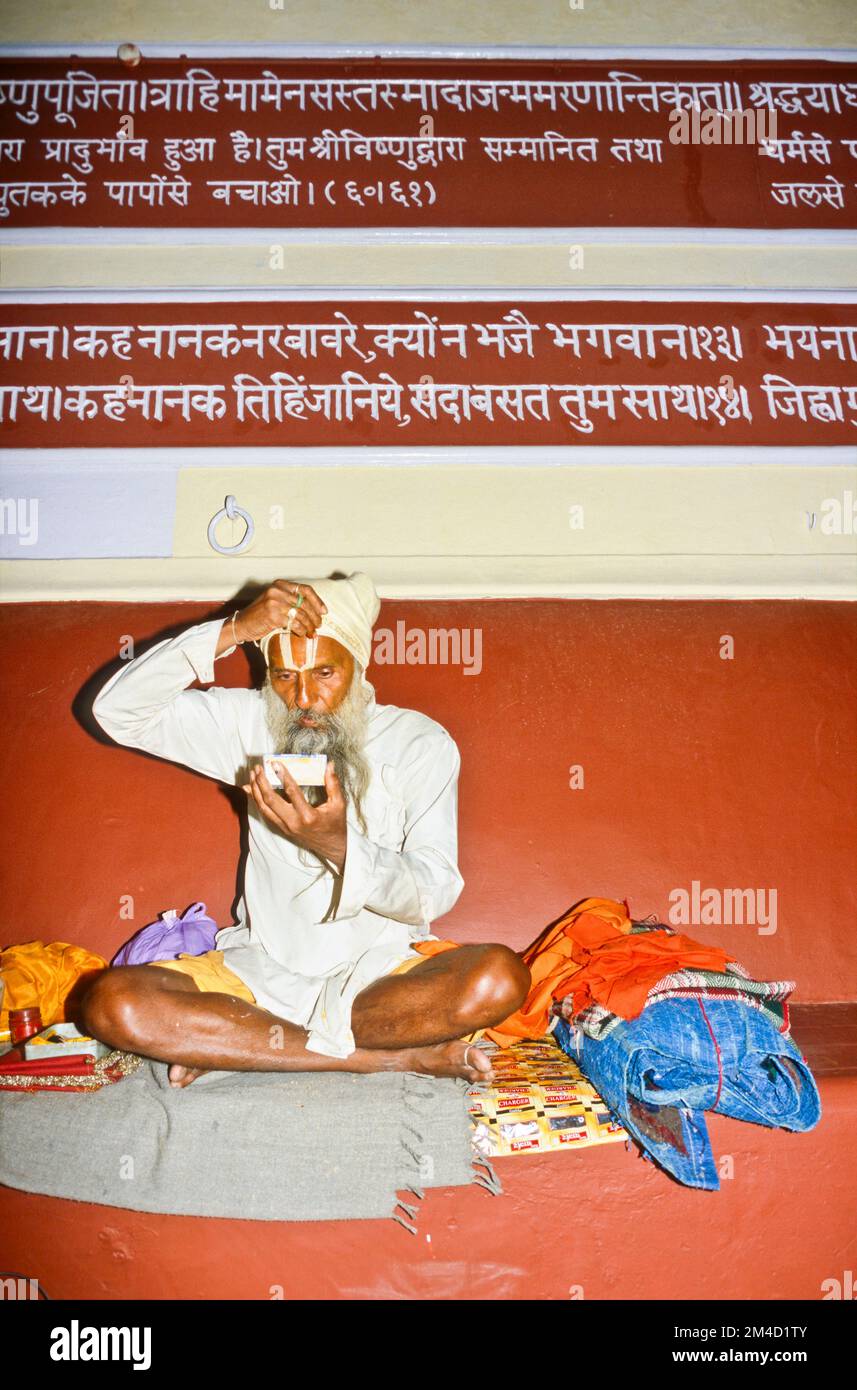 Rama-Sadhu une nouvelle peinture tilak sur son front sur les ghats de Rishikesh Banque D'Images